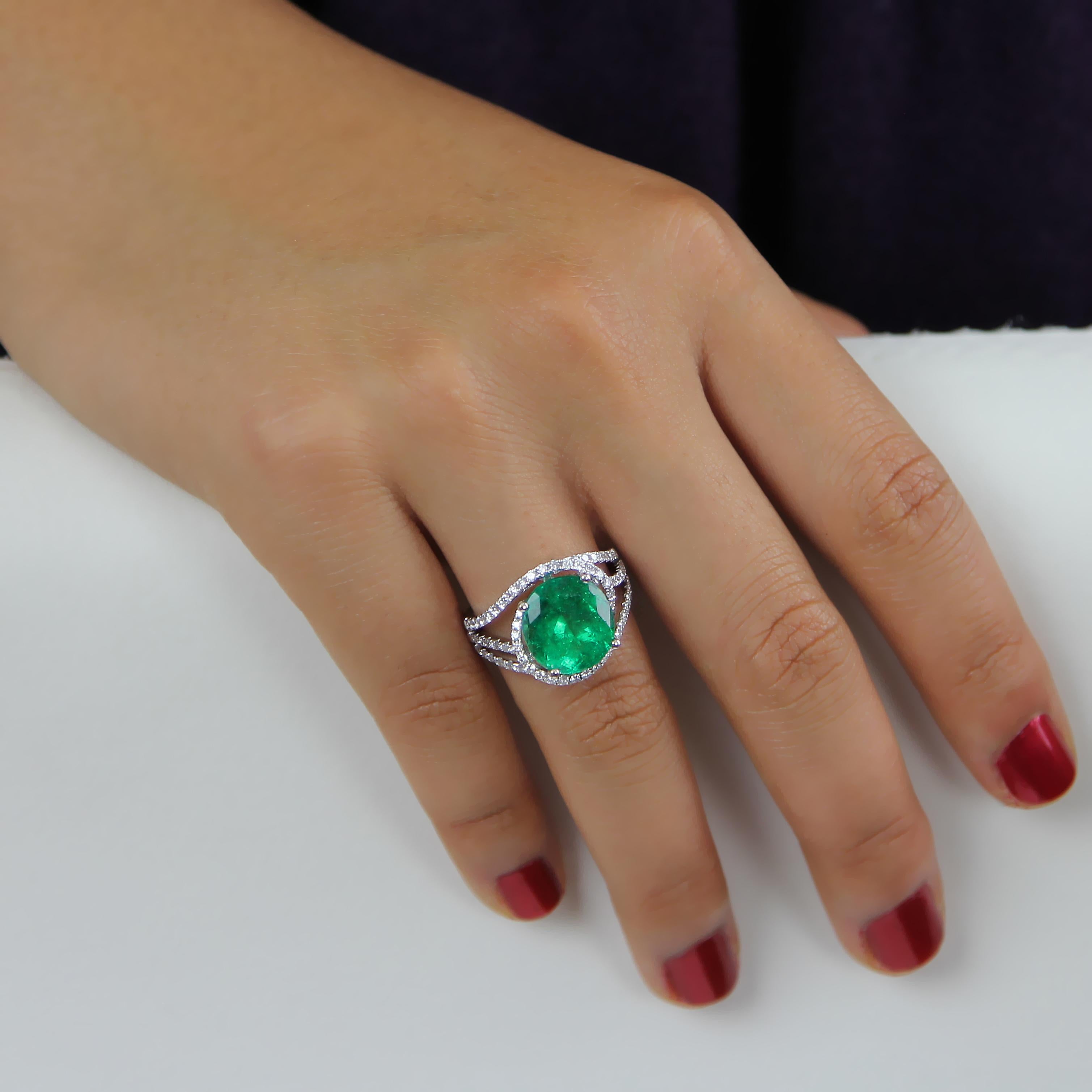 Certificated Columbian Emerald 5.3 Carat and Diamond Ring in 18 Carat White Gold In New Condition In London, GB
