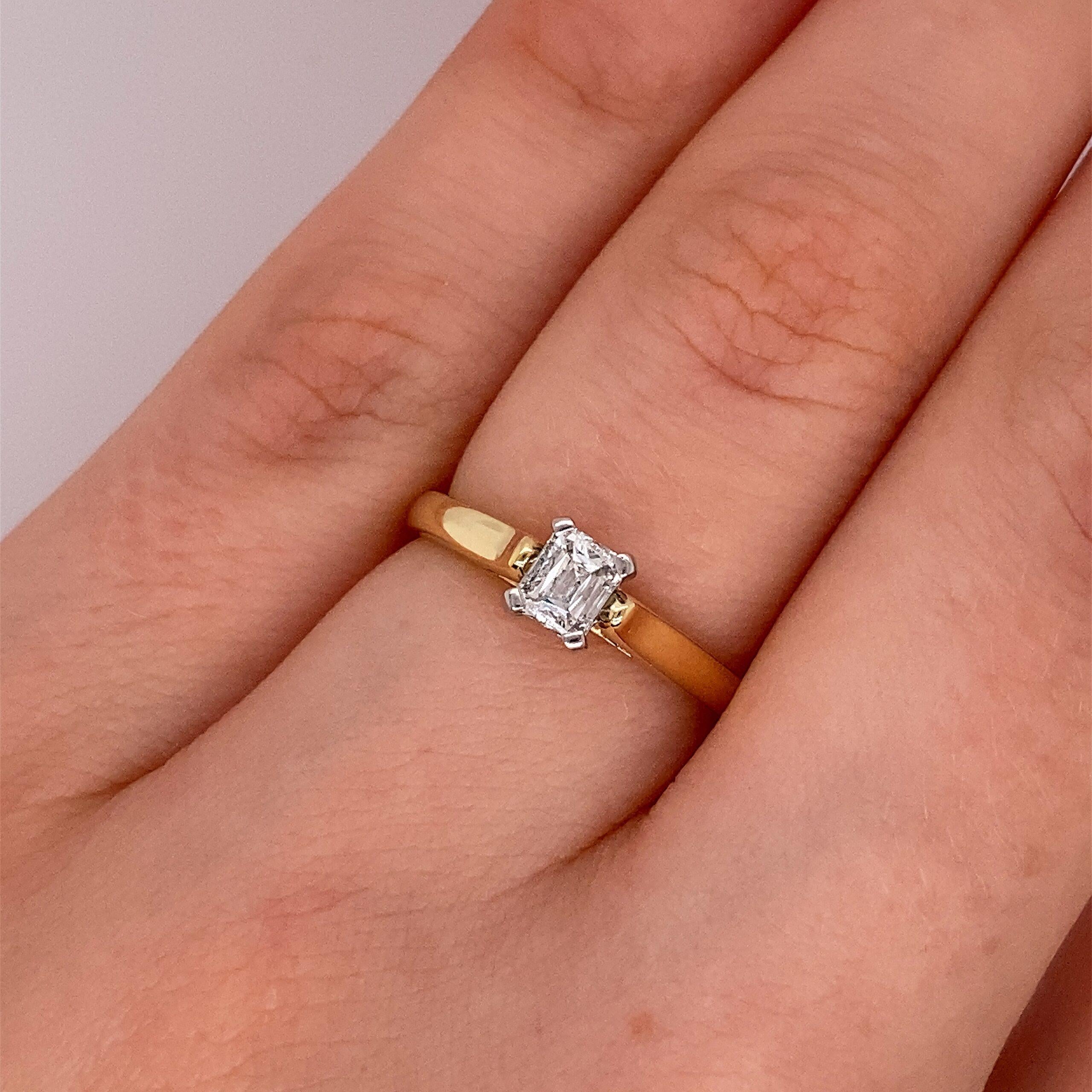 0.28ct G/VS1 Emerald Shape Criss-Cut Solitaire Ring in 18ct Yellow Gold In Excellent Condition For Sale In London, GB
