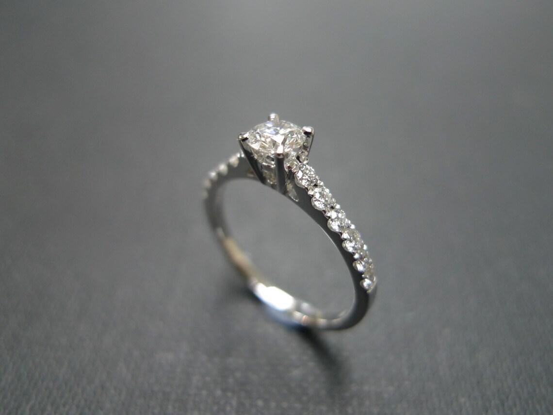 En vente :  Bague de fiançailles en or blanc 18 carats avec diamants taille brillant rond certifiés 0,30 carat 3