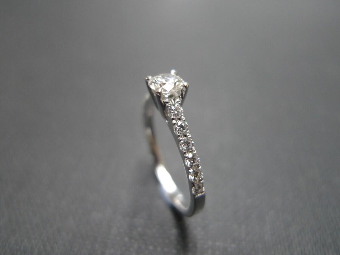 En vente :  Bague de fiançailles en or blanc 18 carats avec diamants taille brillant rond certifiés 0,30 carat 4