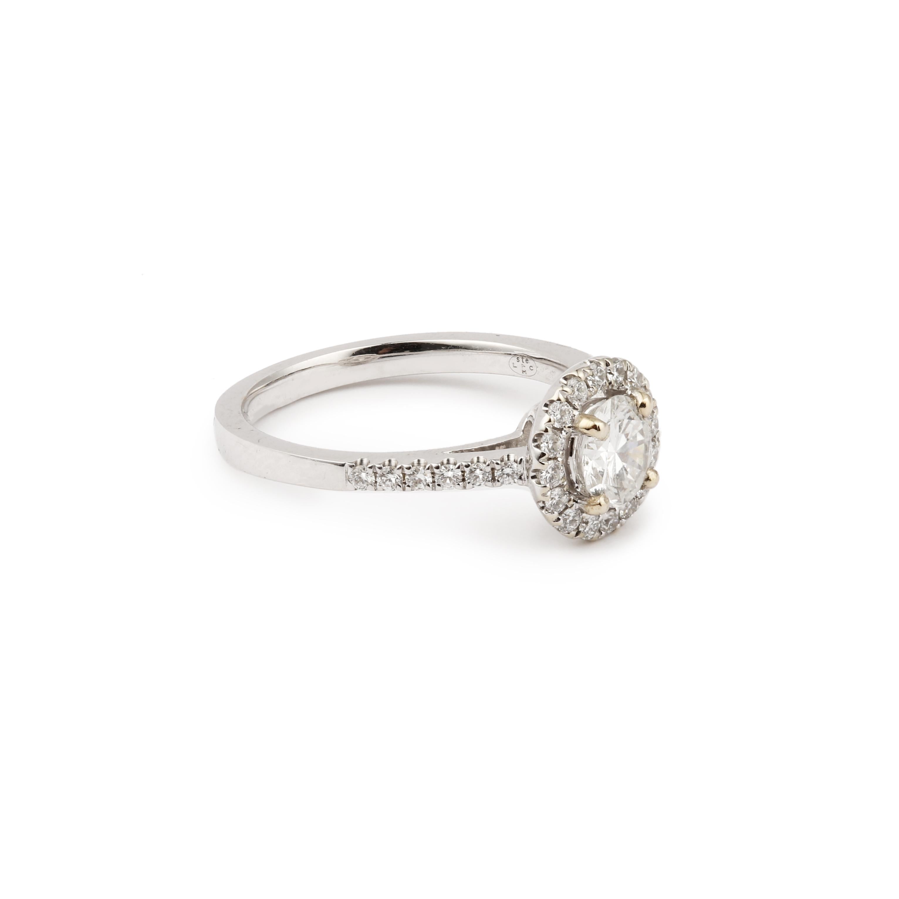 Very pretty daisy ring centered on a 0.60 ct brilliant-cut diamond surrounded by pave-cut diamonds.

One-of-a-kind piece. Ideal engagement ring!

Weight of central diamond: 0.60 carats

With a Carat Gem Lab certificate specifying F color, SI1