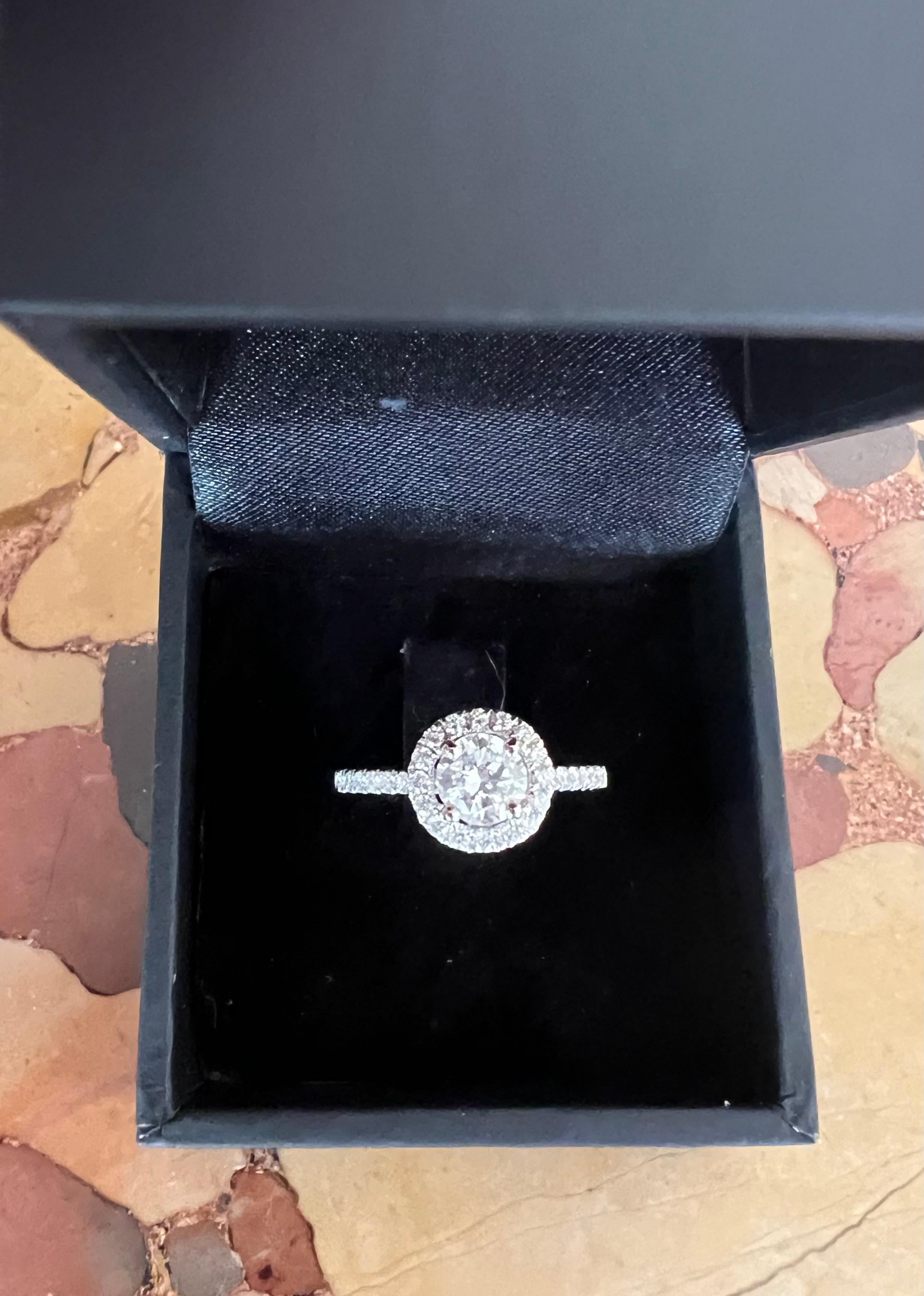 Modern Certified 0.60 carats Diamonds 18-carat white gold Daisy Ring