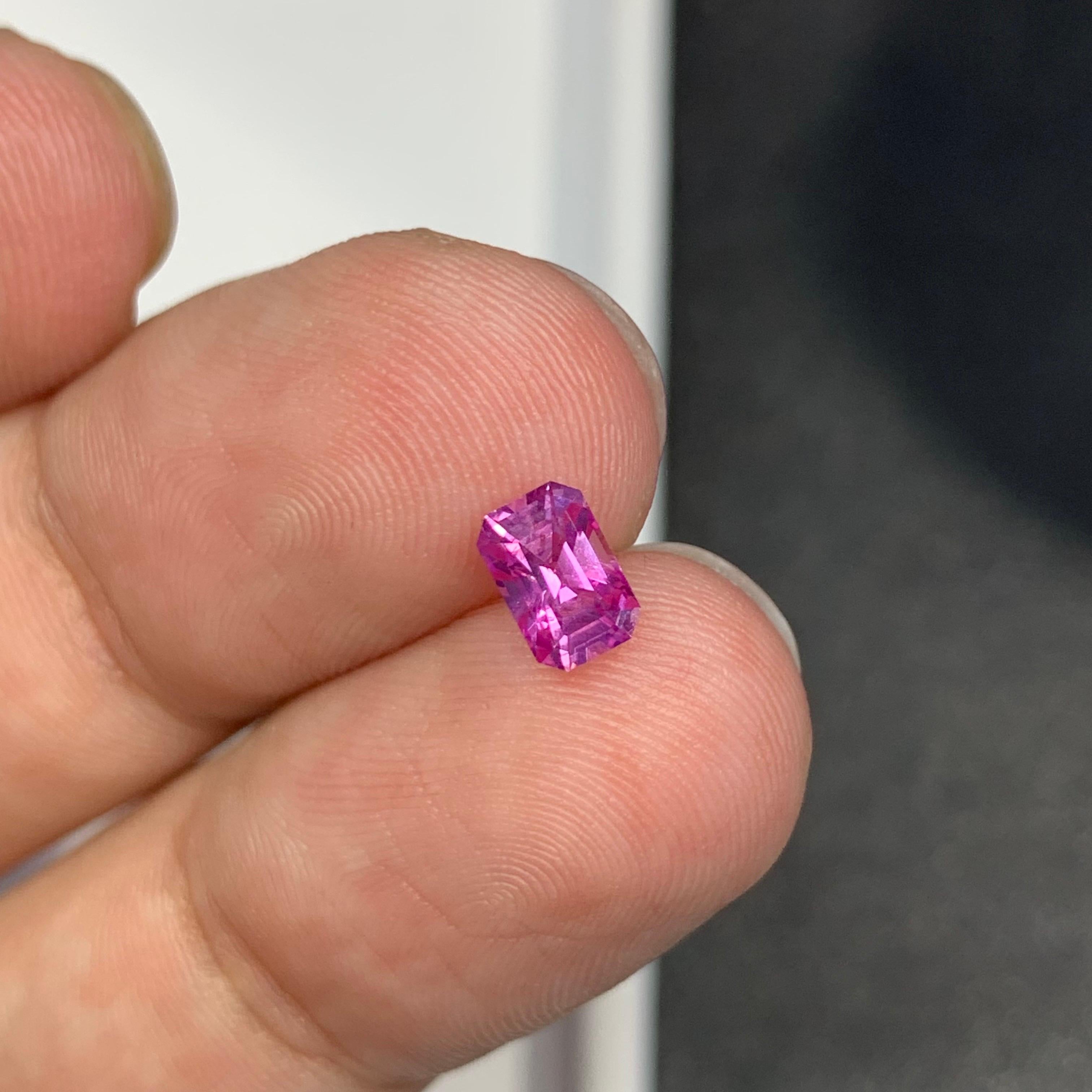Loser rosa Saphir 

Gewicht: 0,75 Karat 
Abmessung: 6.02 x 3.99 x 3.33 Mm
Farbe : Rosa
Schneiden: Schritt 
Behandlung: Nicht
Herkunft: Sri Lanka 
Zertifikat: GIT-Zertifikat verfügbar 

Der lose natürliche rosa Saphir ist ein zeitloser Edelstein, der