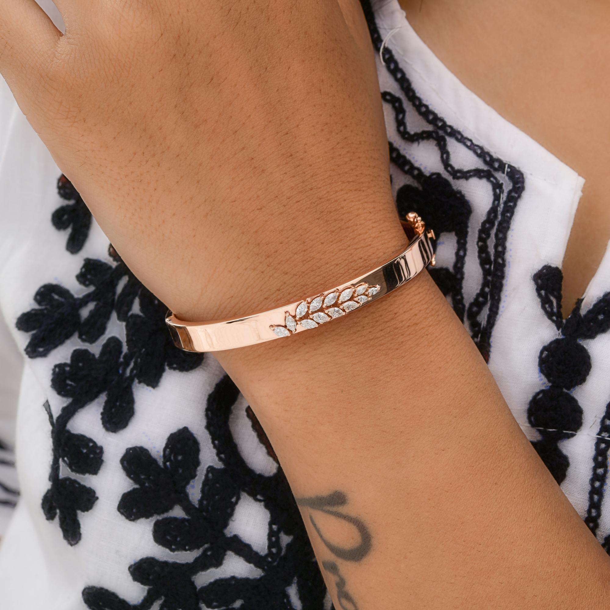 Esta pulsera brazalete de oro rosa de 14 quilates con diamante marquesa SI/H certificado de 0,8 quilates presenta un diamante de talla marquesa en forma de hoja en una pulsera brazalete.
Los diamantes son un símbolo universal de eternidad y fuerza.