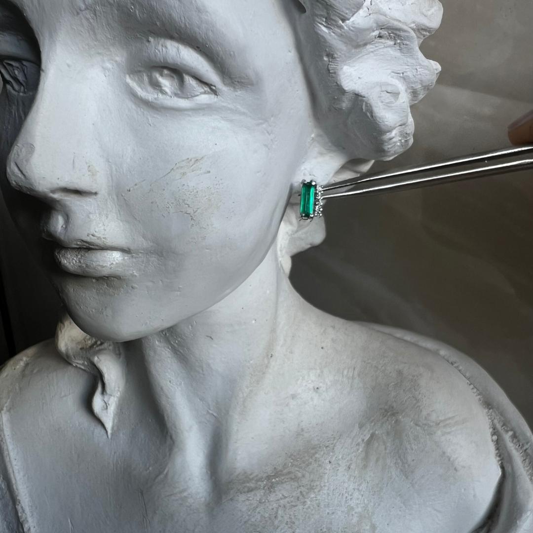 Description: Baguette Emerald & Diamond Stud Earrings
Date: Circa 2023 (new)
Provenance/origin: Handcrafted in Colombia
Designer: Unknown
Weight: 3.01 gr
Material: 18k white gold
Stones: Baguette shape emerald (0.95 cts) and diamonds (0.15