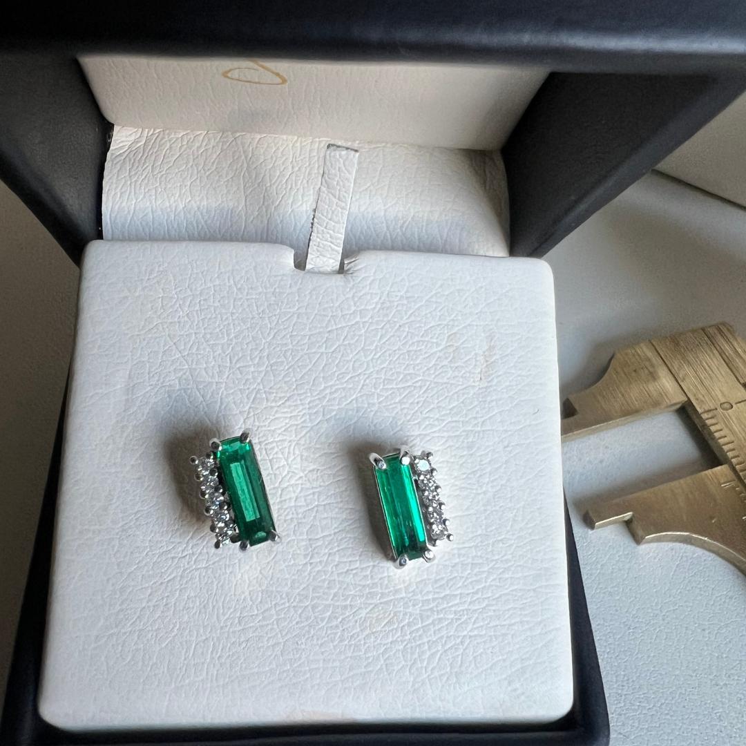 Contemporary Certified 0.95 Carat Colombian Emerald & Diamond Stud Earrings For Sale