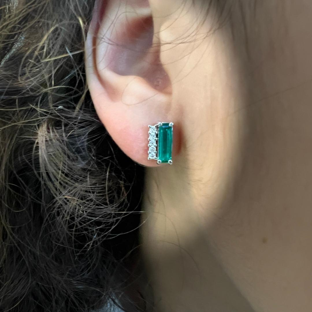 Certified 0.95 Carat Colombian Emerald & Diamond Stud Earrings In New Condition For Sale In Bogotá, Bogotá