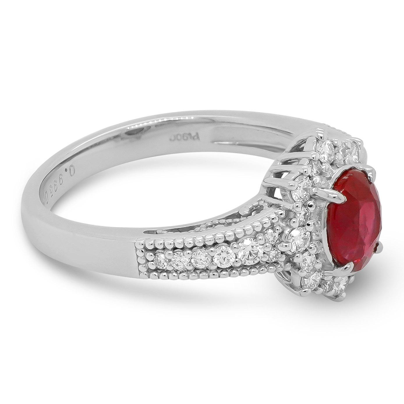 Un rubí birmano certificado por la JGGL de alrededor de 1 quilate está engastado junto con 0,26 quilates de diamante blanco brillante redondo. El anillo está hecho en PT 900 y ha sido fabricado en Japón. 
La imagen del certificado se encuentra junto