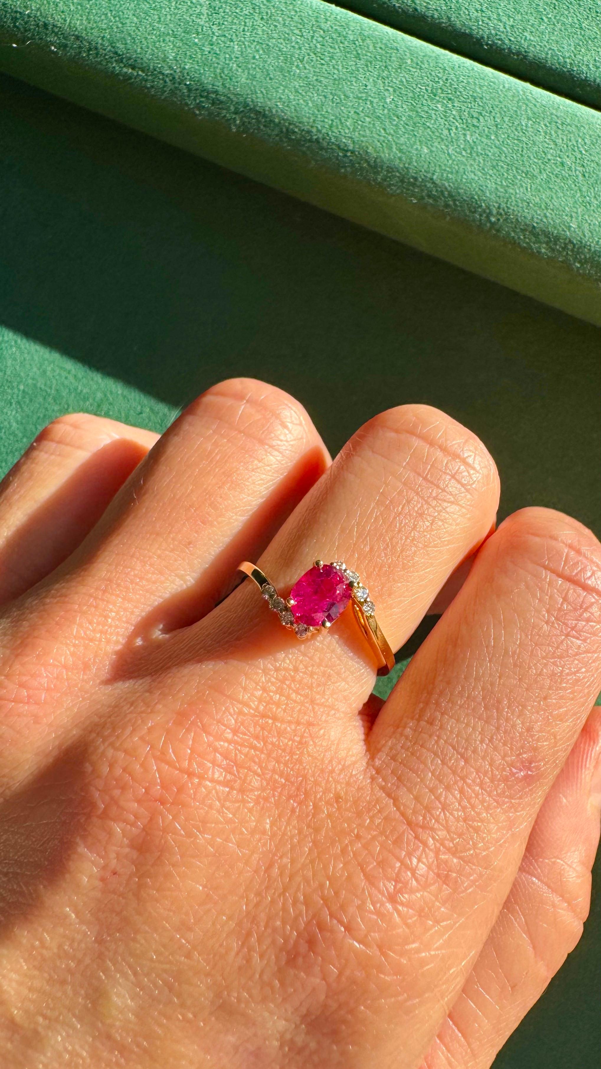 Lassen Sie sich von unserem 1-karätigen, natürlichen und unbehandelten Rubin verführen, der sich elegant in unserem Ring aus 18 Karat Gelbgold präsentiert. Eine wahre Verkörperung von Raffinesse und Luxus.

Dieser Ring wird in einer luxuriösen