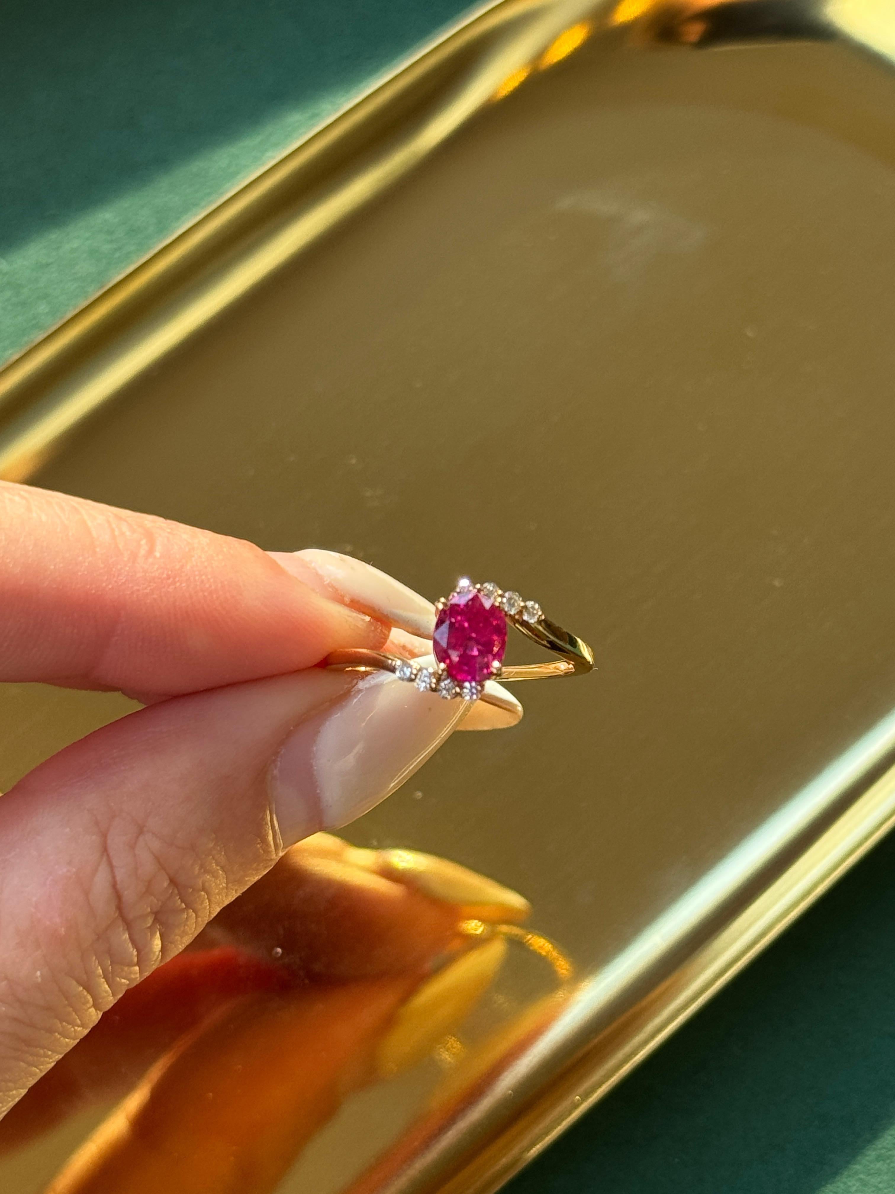 Admirez l'allure de notre rubis naturel et non traité de 1 carat, élégamment mis en valeur dans notre bague en or jaune 18 carats. Une véritable incarnation de la sophistication et du luxe.

Livrée dans un emballage luxueux, cette bague n'est pas