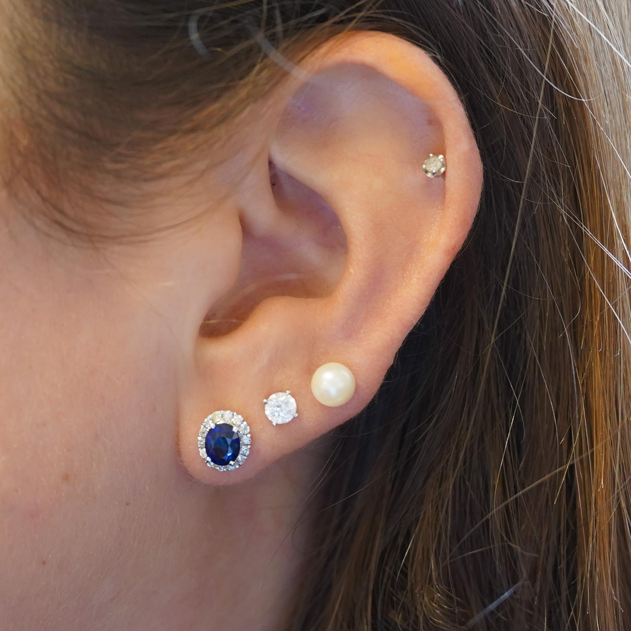 Orecchini a perno con diamante ovale e zaffiro blu da 1 carato certificato In condizioni Nuovo in vendita a Miami, FL