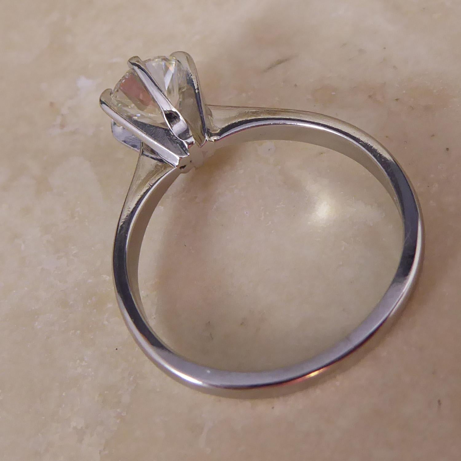 Modern Certified 1.0 Carat Diamond Engagement Ring, Solitaire Setting, Platinum