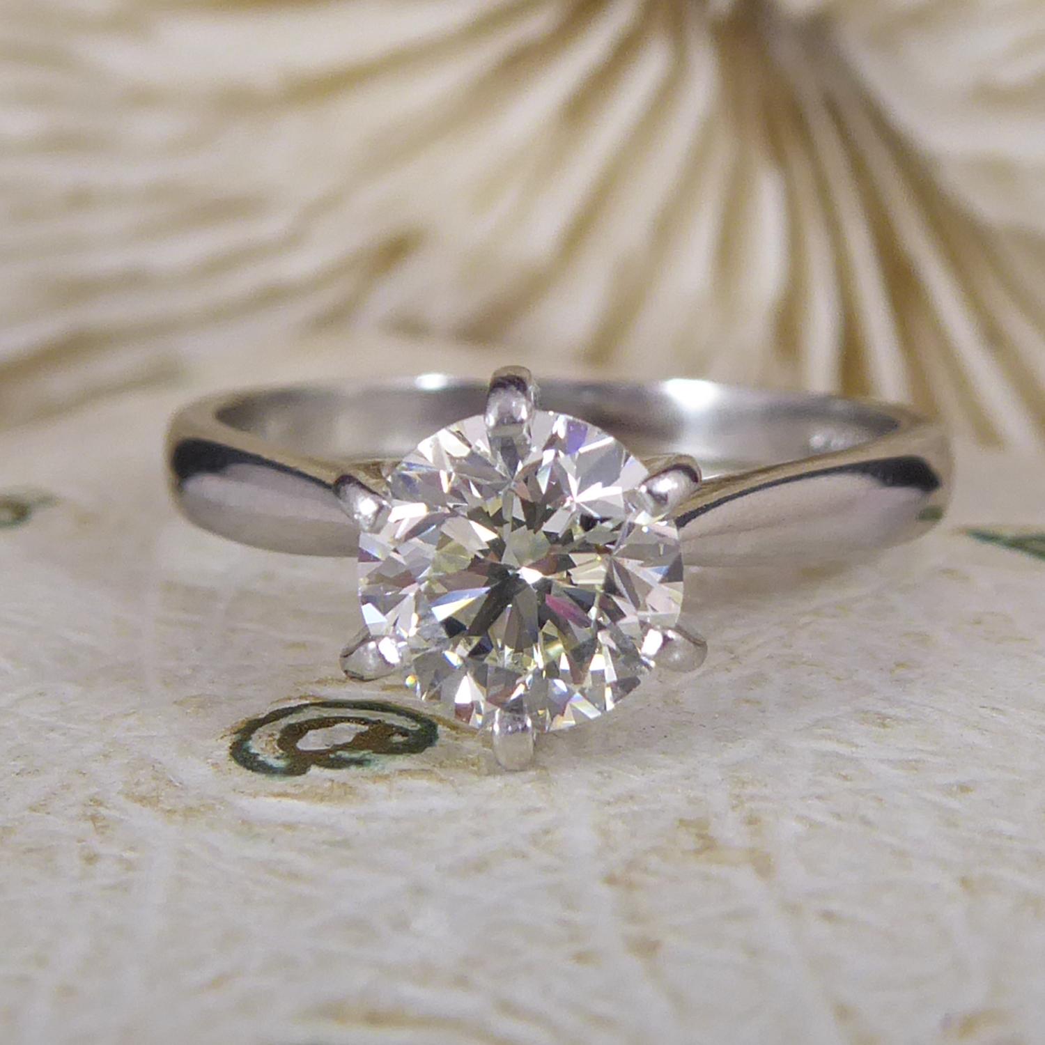 Certified 1.0 Carat Diamond Engagement Ring, Solitaire Setting, Platinum In Excellent Condition In Yorkshire, West Yorkshire