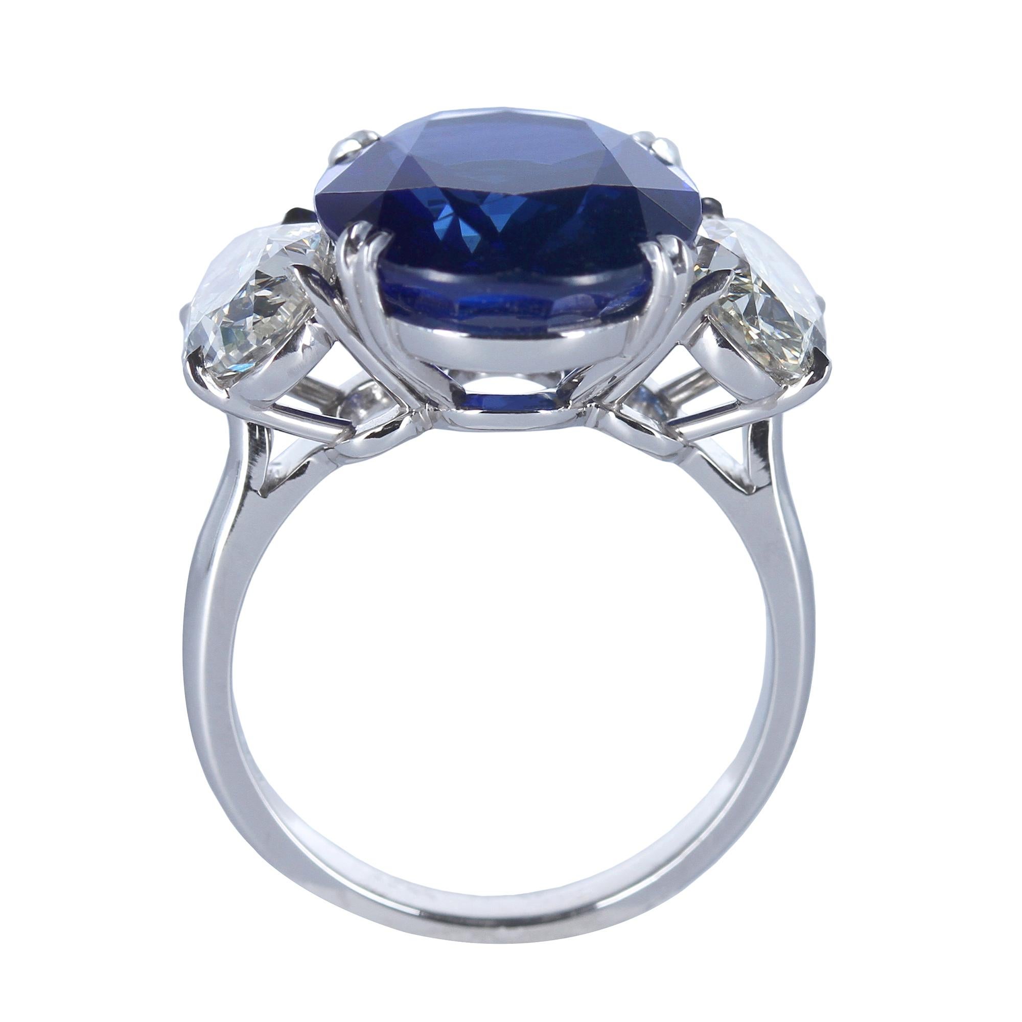 Platinring mit drei Steinen, zertifizierter 10 Karat ovaler Saphir und Diamant (Ovalschliff)