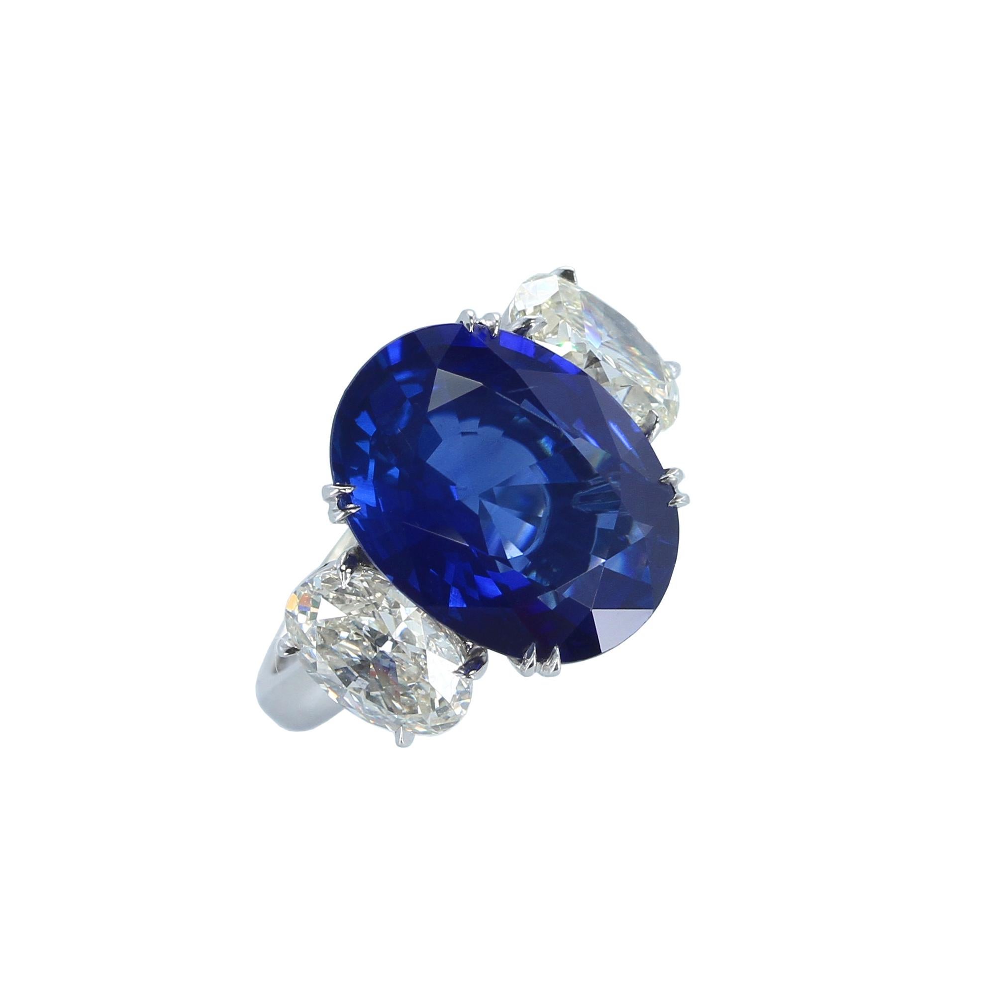 Platinring mit drei Steinen, zertifizierter 10 Karat ovaler Saphir und Diamant im Zustand „Neu“ in New York, NY