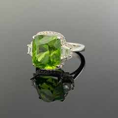 Anello cocktail con peridoto e diamante aureolato da 10 carati certificato in oro bianco 18 carati