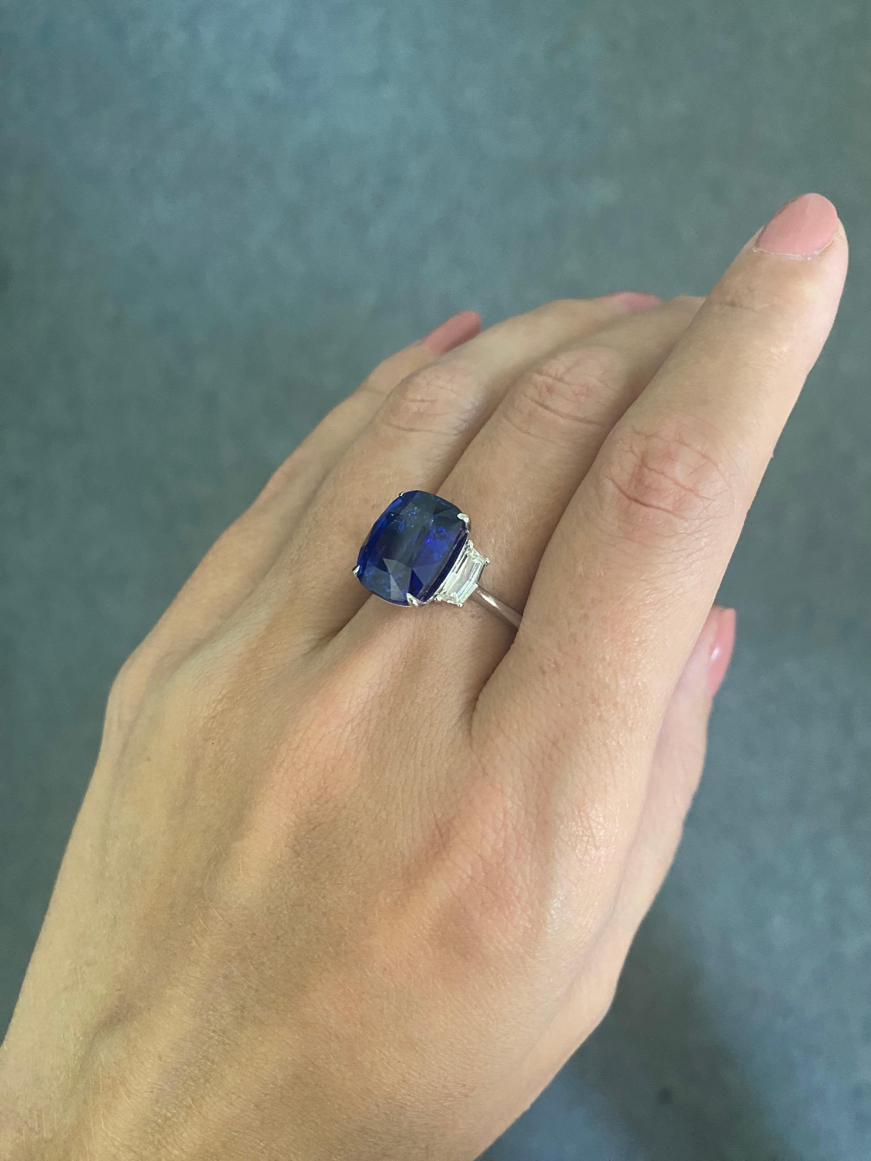 Anillo de compromiso certificado de tres piedras con zafiro azul y diamantes de 10,04 quilates en venta 4