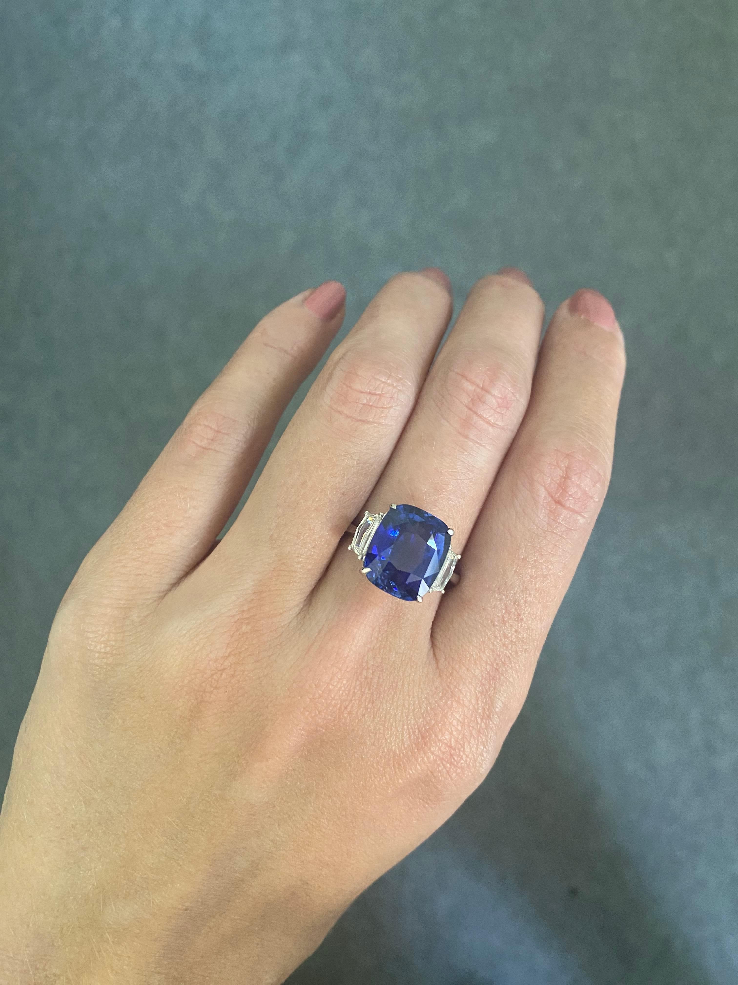 Anillo de compromiso certificado de tres piedras con zafiro azul y diamantes de 10,04 quilates en venta 5