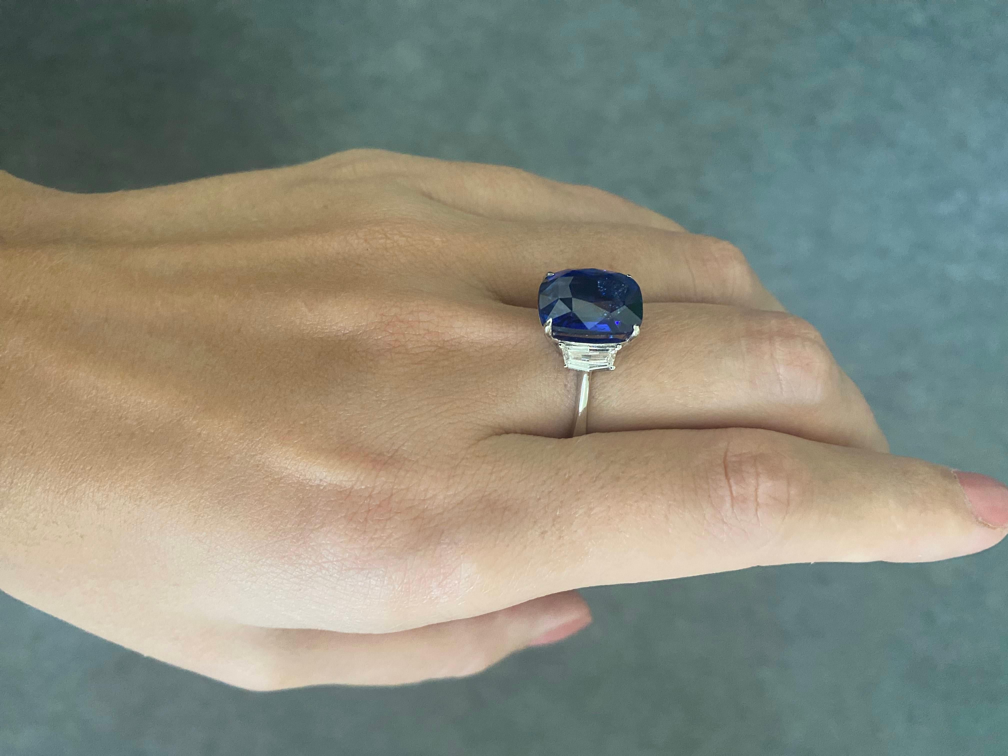 Anillo de compromiso certificado de tres piedras con zafiro azul y diamantes de 10,04 quilates en venta 6