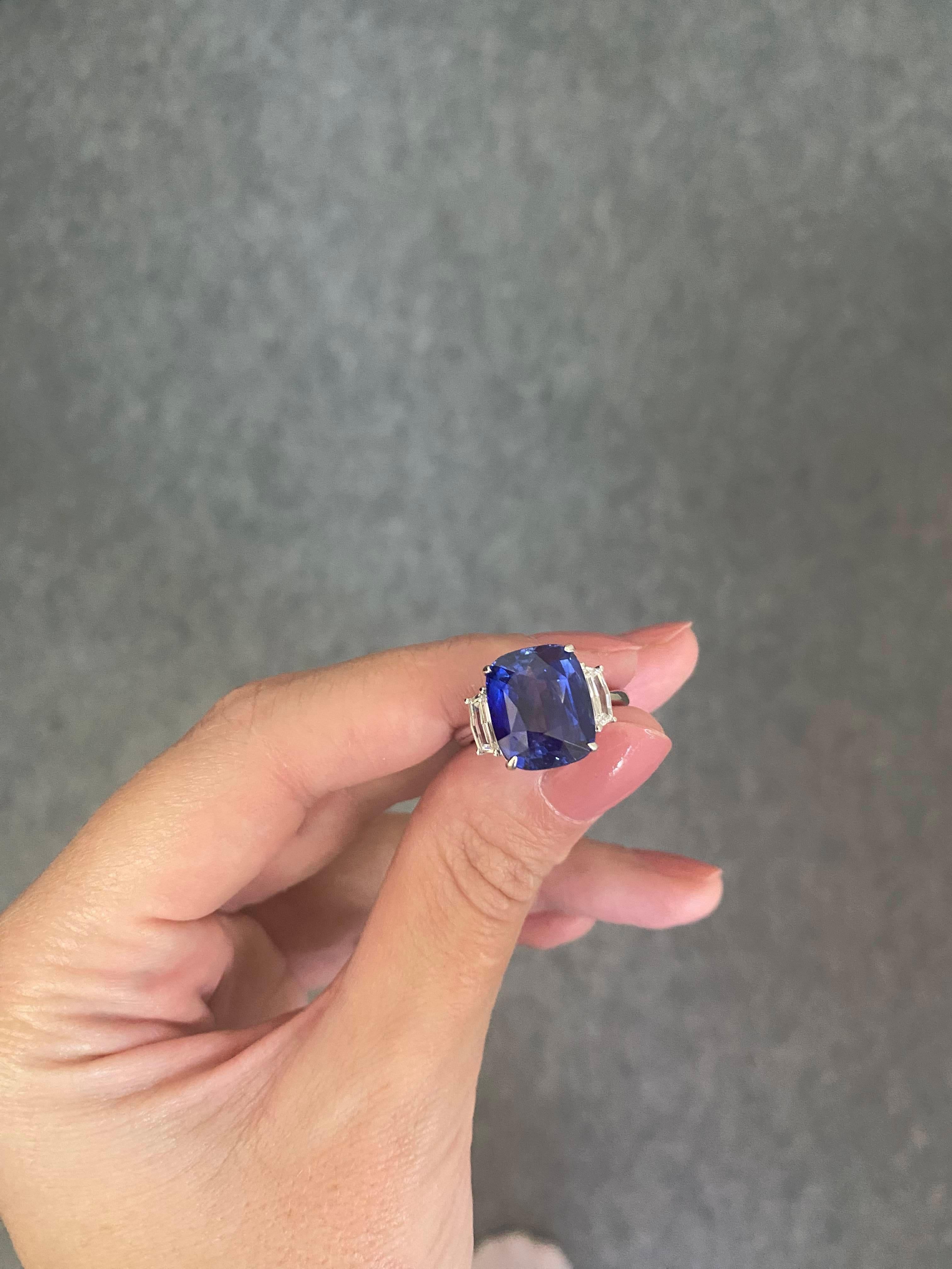 Anillo de compromiso certificado de tres piedras con zafiro azul y diamantes de 10,04 quilates en venta 7