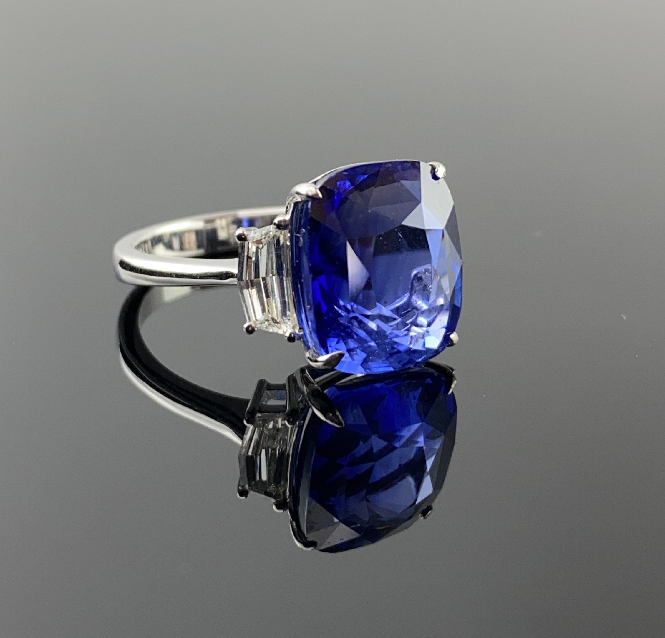 *TODOS NUESTROS PRECIOS INCLUYEN ARANCELES Y DERECHOS DE ADUANA PREPAGADOS*.

Un impresionante Zafiro Azul de Ceilán de Sri Lanka de 10,04 quilates natural certificado, en forma de cojín, de color azul real y transparente con gran lustre/brillo. La