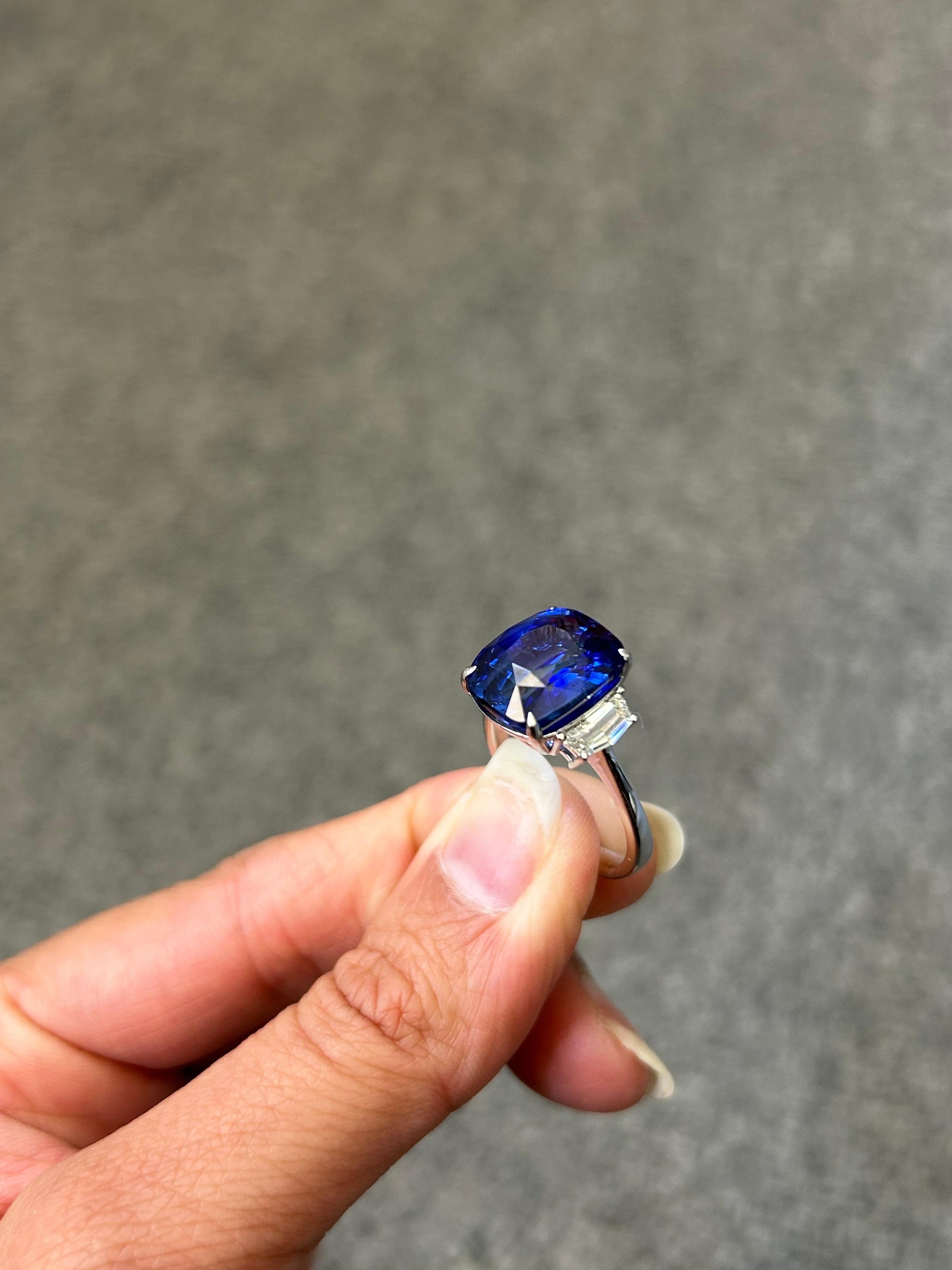 Moderne Bague de fiançailles à trois pierres avec saphir bleu certifié 10,04 carats et diamants en vente
