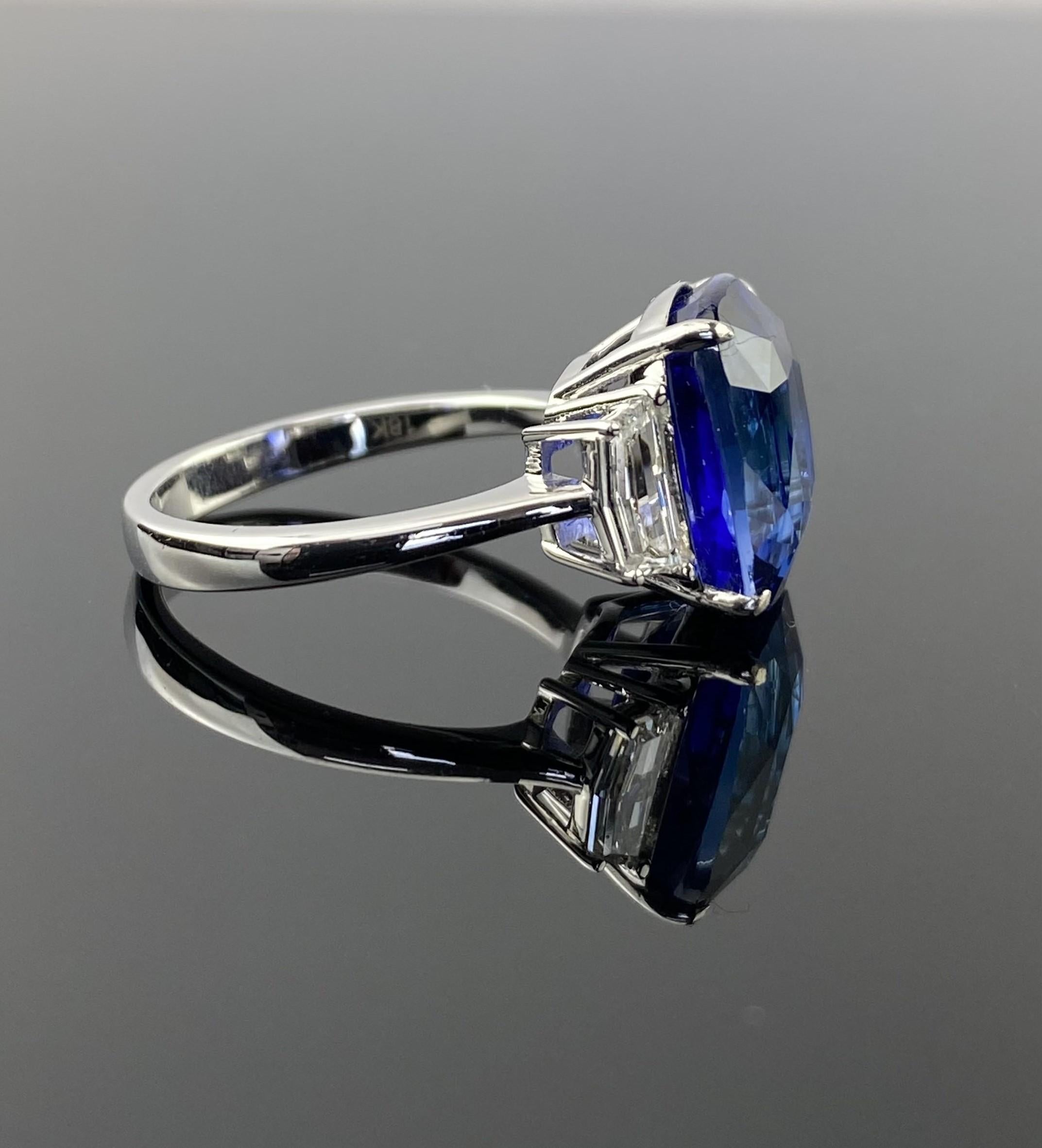 Anillo de compromiso certificado de tres piedras con zafiro azul y diamantes de 10,04 quilates Moderno en venta