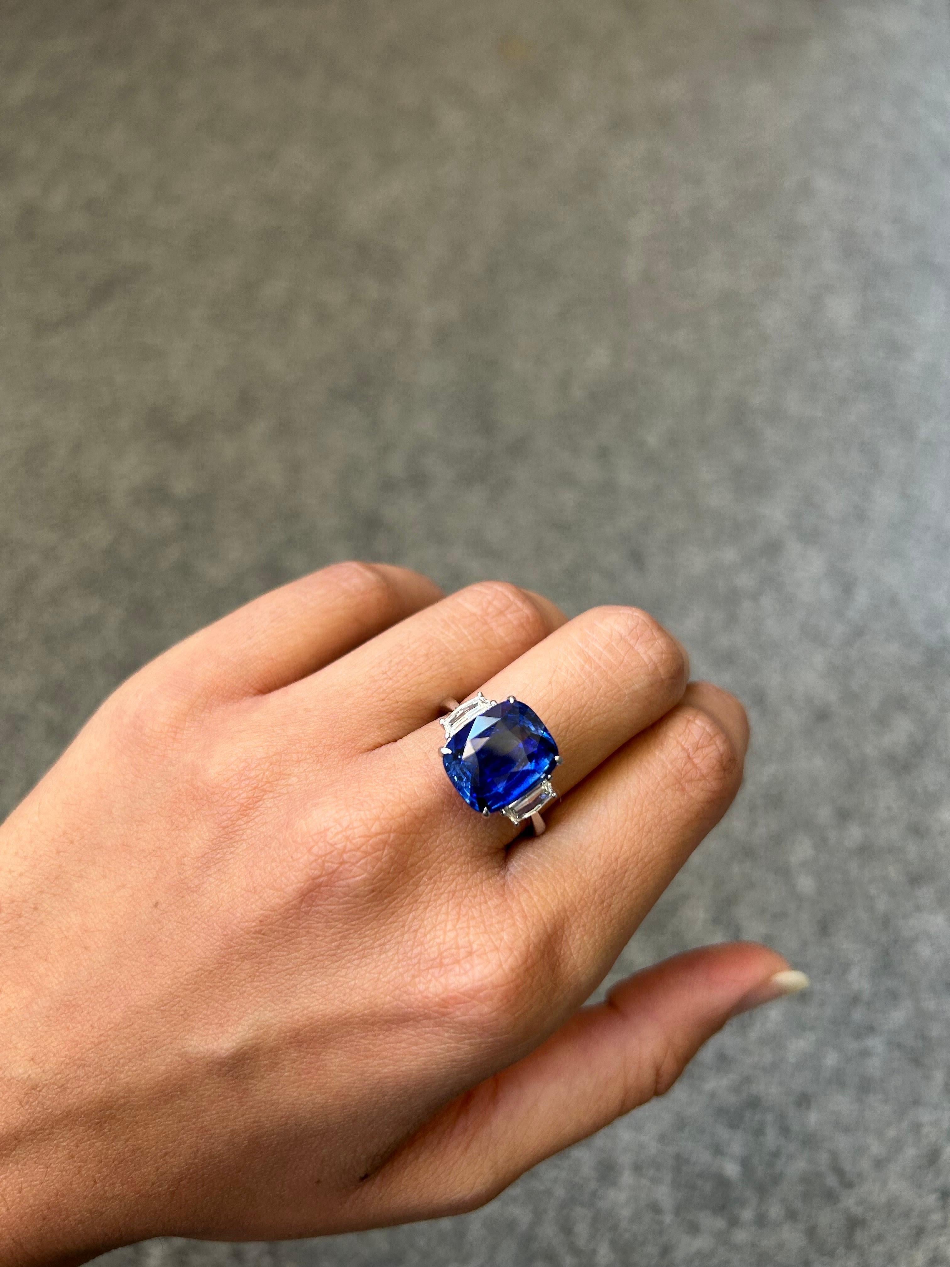 Taille coussin Bague de fiançailles à trois pierres avec saphir bleu certifié 10,04 carats et diamants en vente