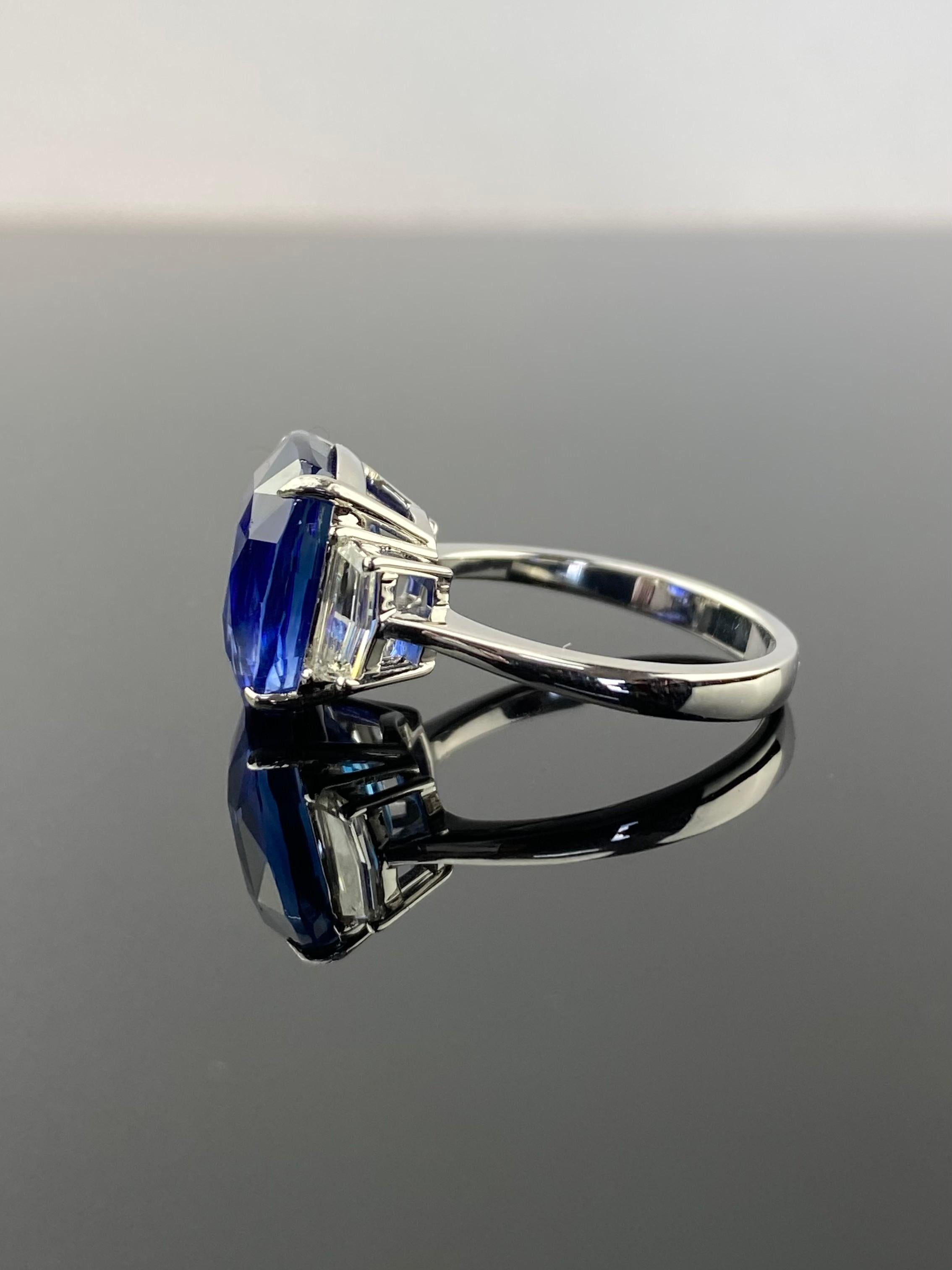 Anillo de compromiso certificado de tres piedras con zafiro azul y diamantes de 10,04 quilates Corte cojín en venta