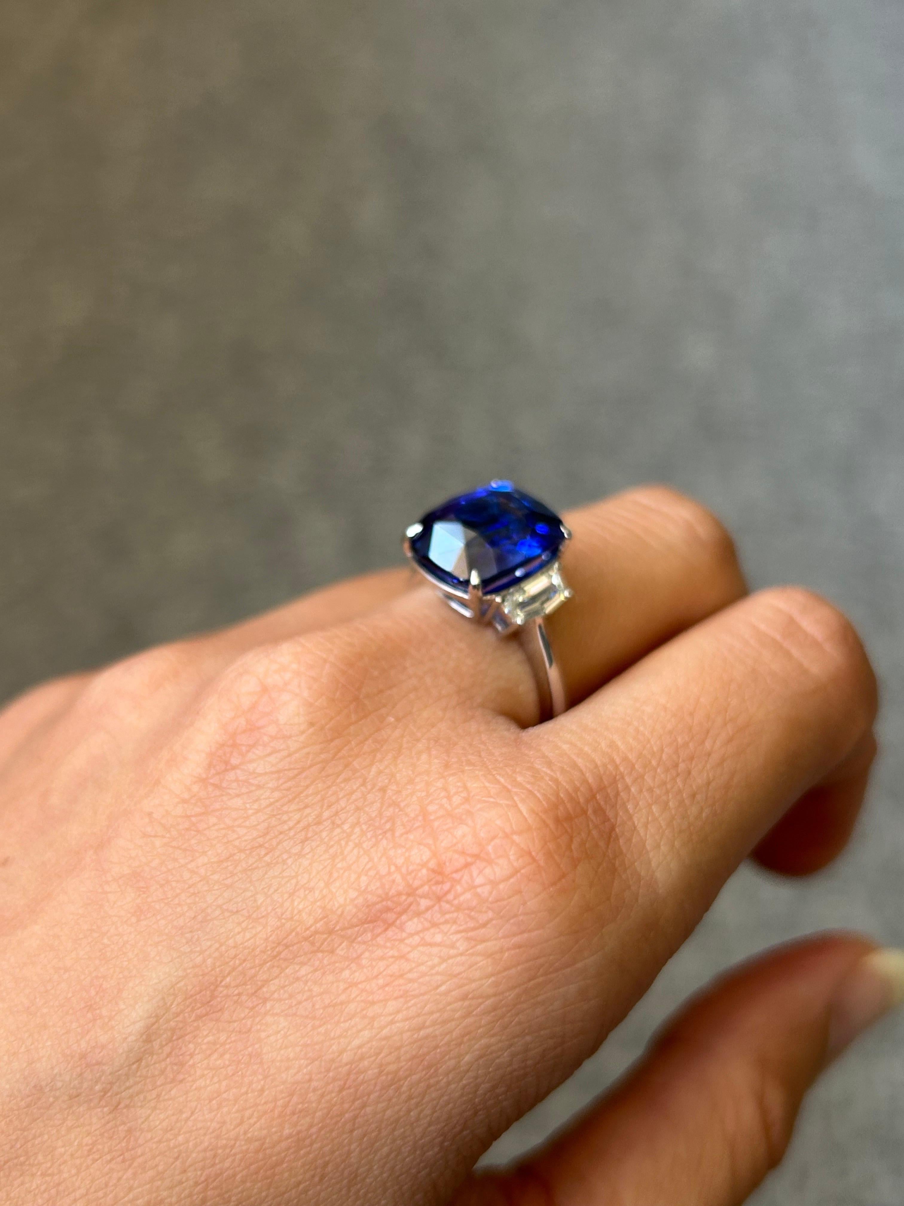 Bague de fiançailles à trois pierres avec saphir bleu certifié 10,04 carats et diamants Neuf - En vente à Bangkok, Thailand