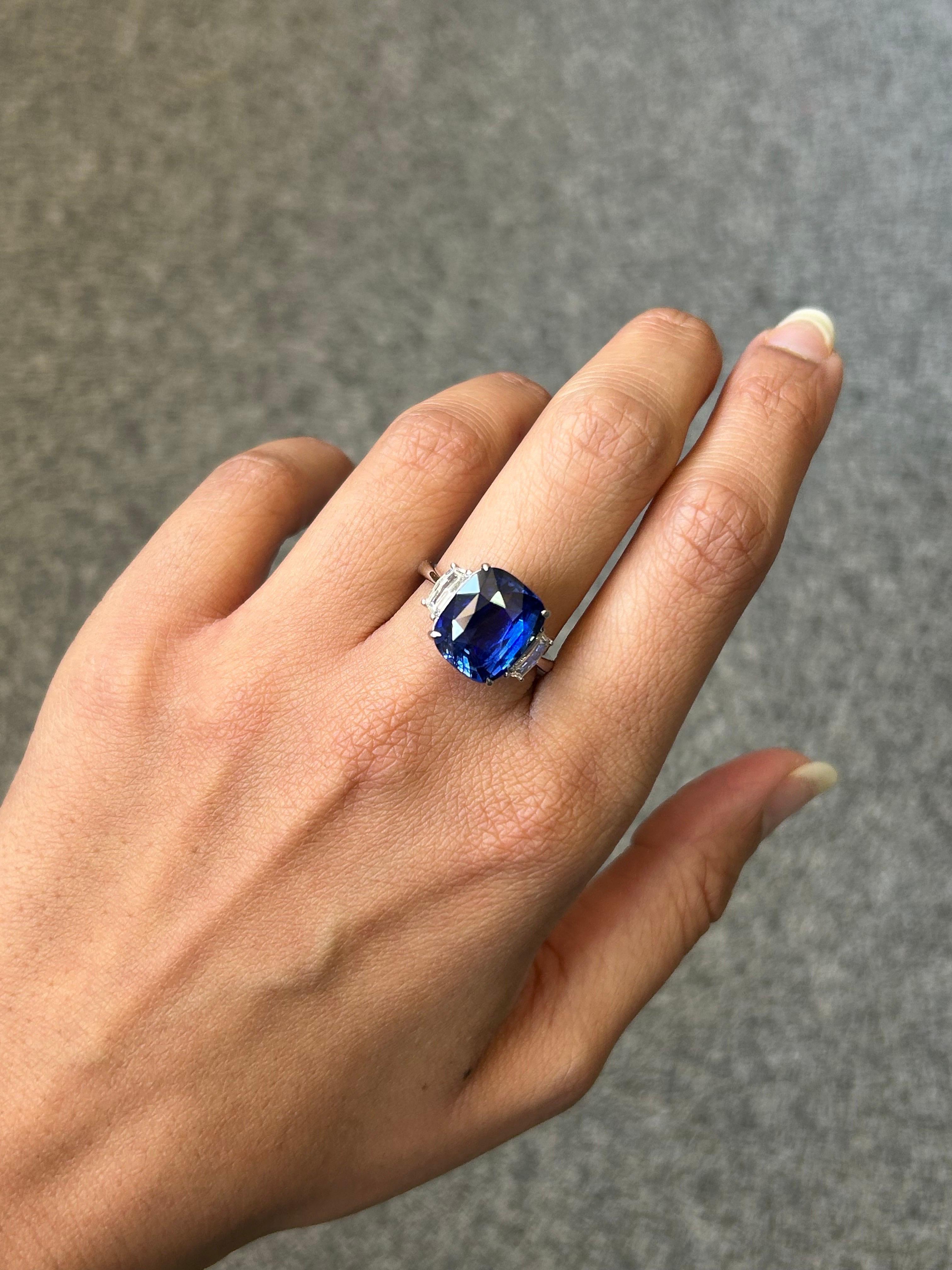 Bague de fiançailles à trois pierres avec saphir bleu certifié 10,04 carats et diamants Unisexe en vente