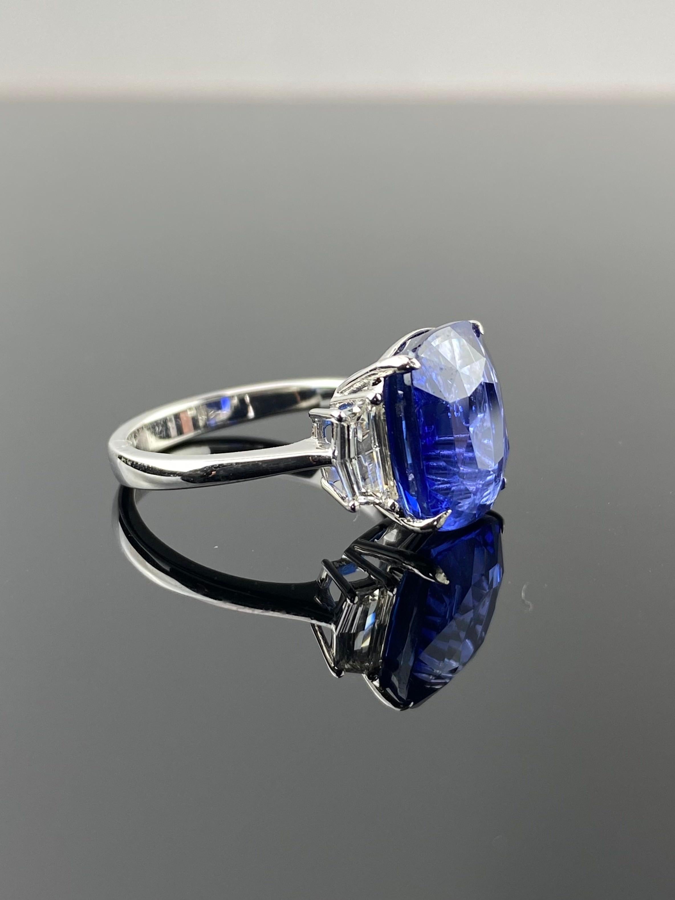 Femenino o masculino Anillo de compromiso certificado de tres piedras con zafiro azul y diamantes de 10,04 quilates en venta