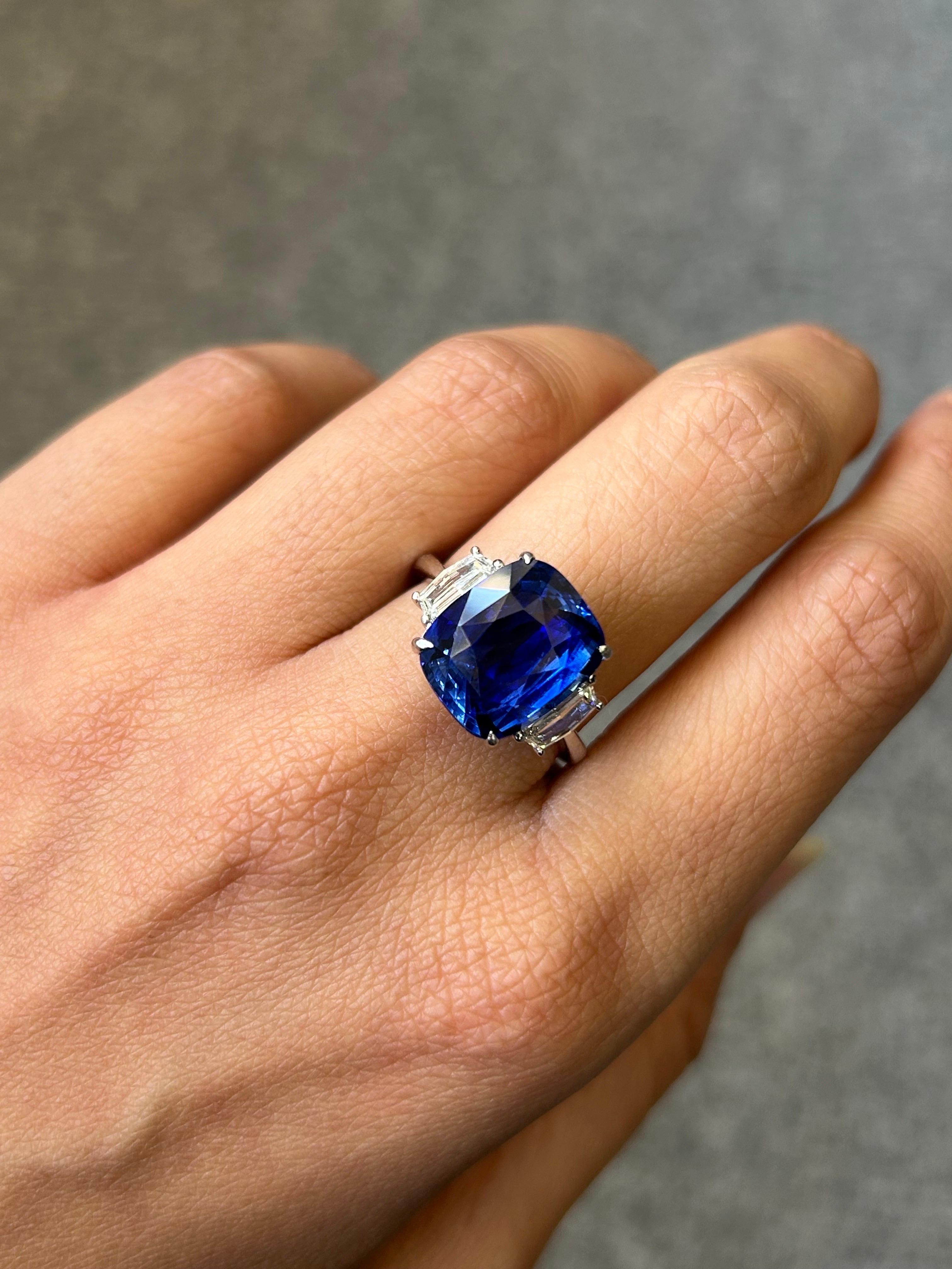 Bague de fiançailles à trois pierres avec saphir bleu certifié 10,04 carats et diamants en vente 1