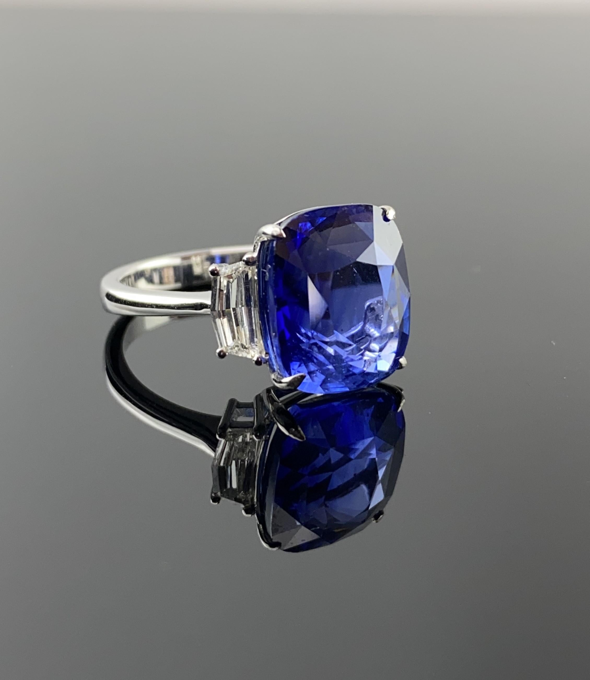 Anillo de compromiso certificado de tres piedras con zafiro azul y diamantes de 10,04 quilates en venta 1