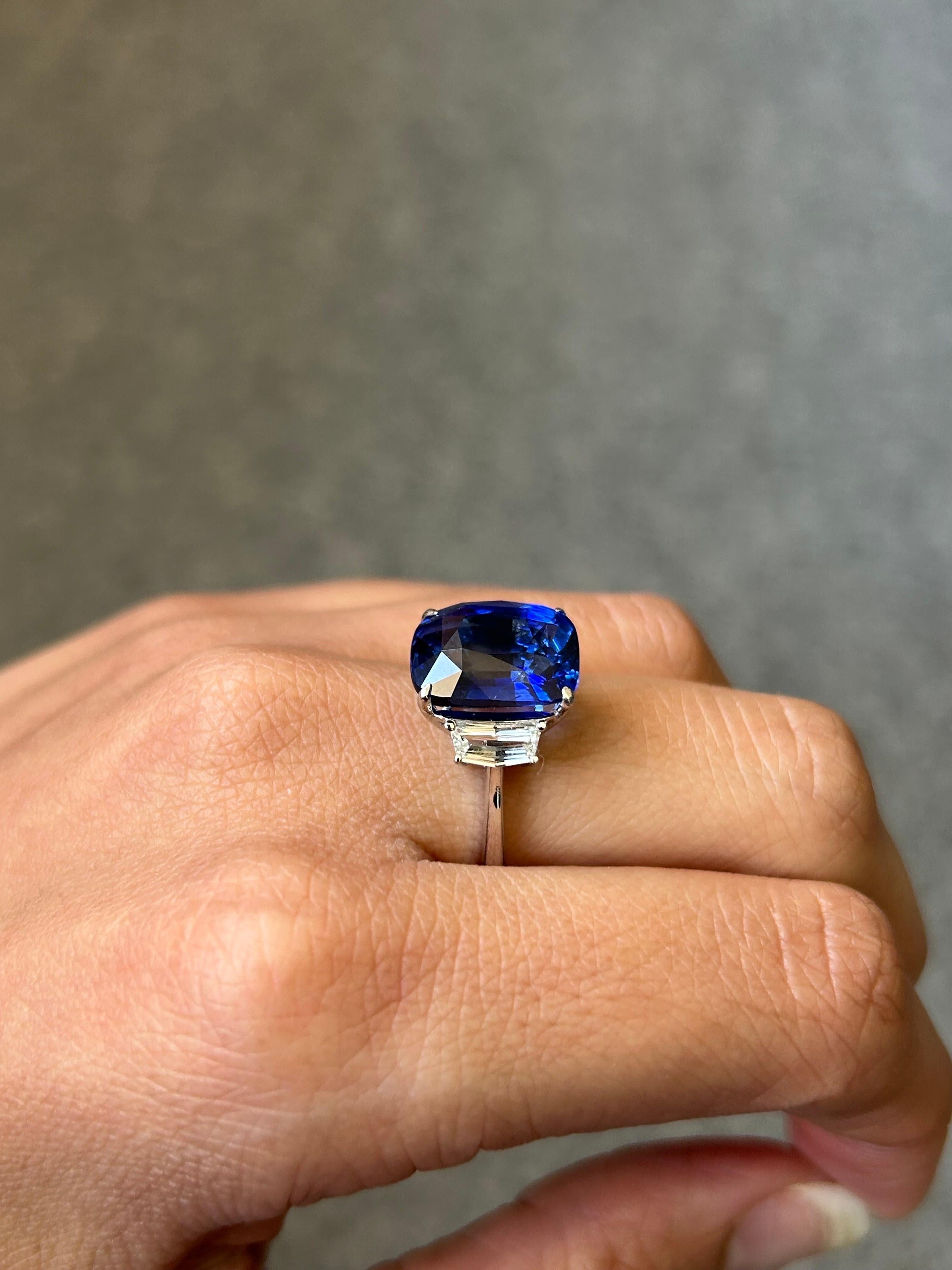 Bague de fiançailles à trois pierres avec saphir bleu certifié 10,04 carats et diamants en vente 2