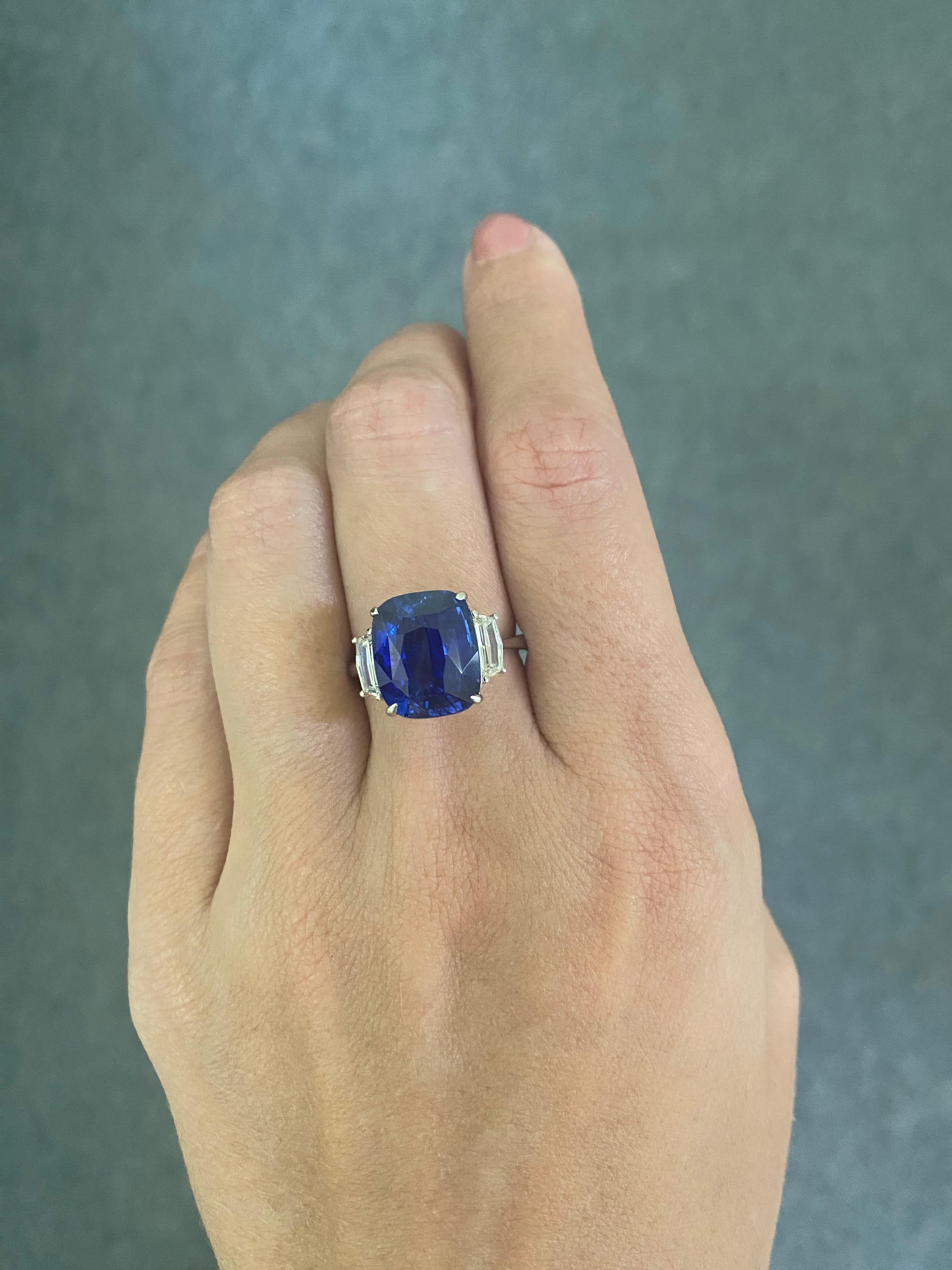 Anillo de compromiso certificado de tres piedras con zafiro azul y diamantes de 10,04 quilates en venta 2