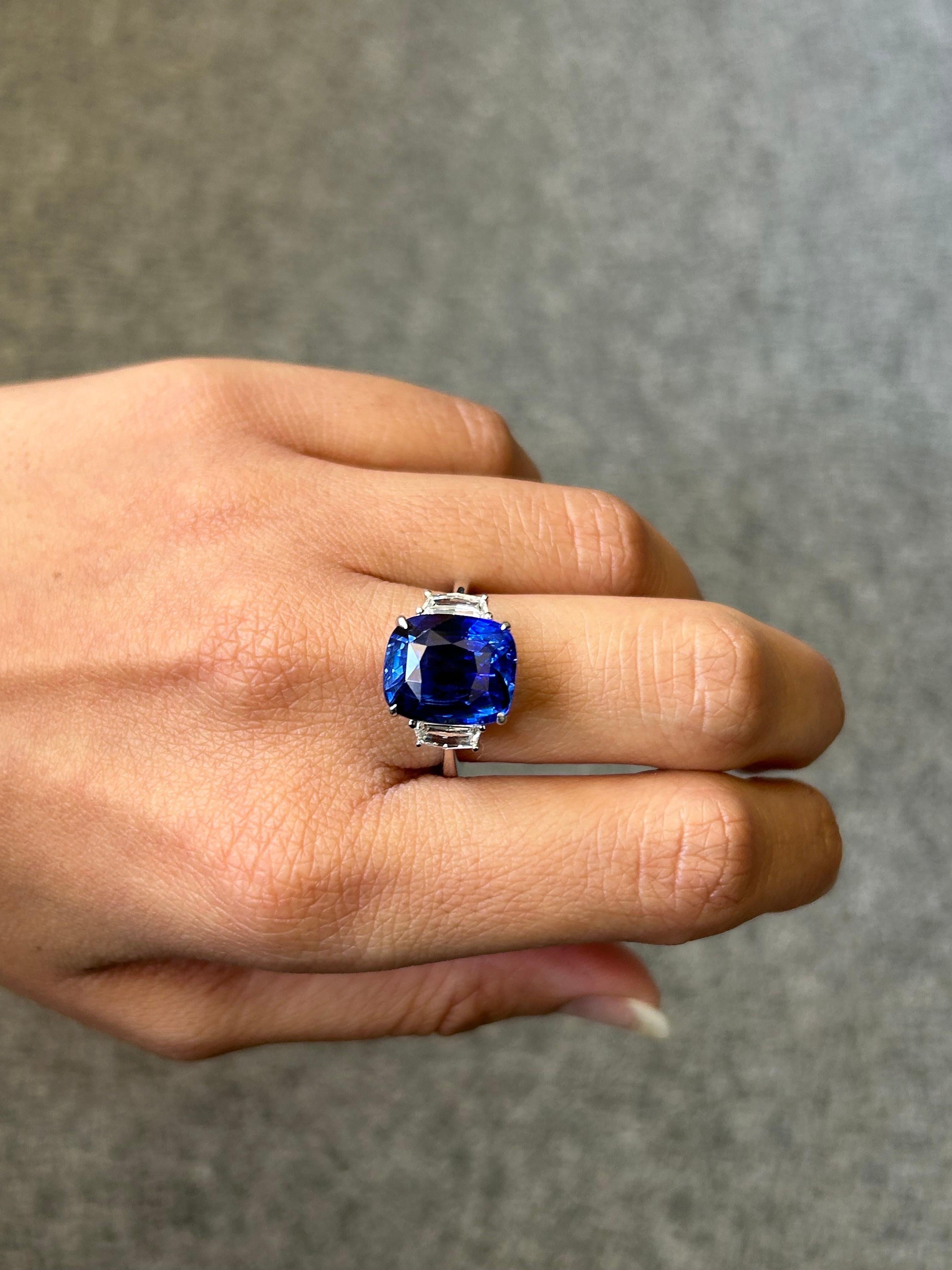 Bague de fiançailles à trois pierres avec saphir bleu certifié 10,04 carats et diamants en vente 3