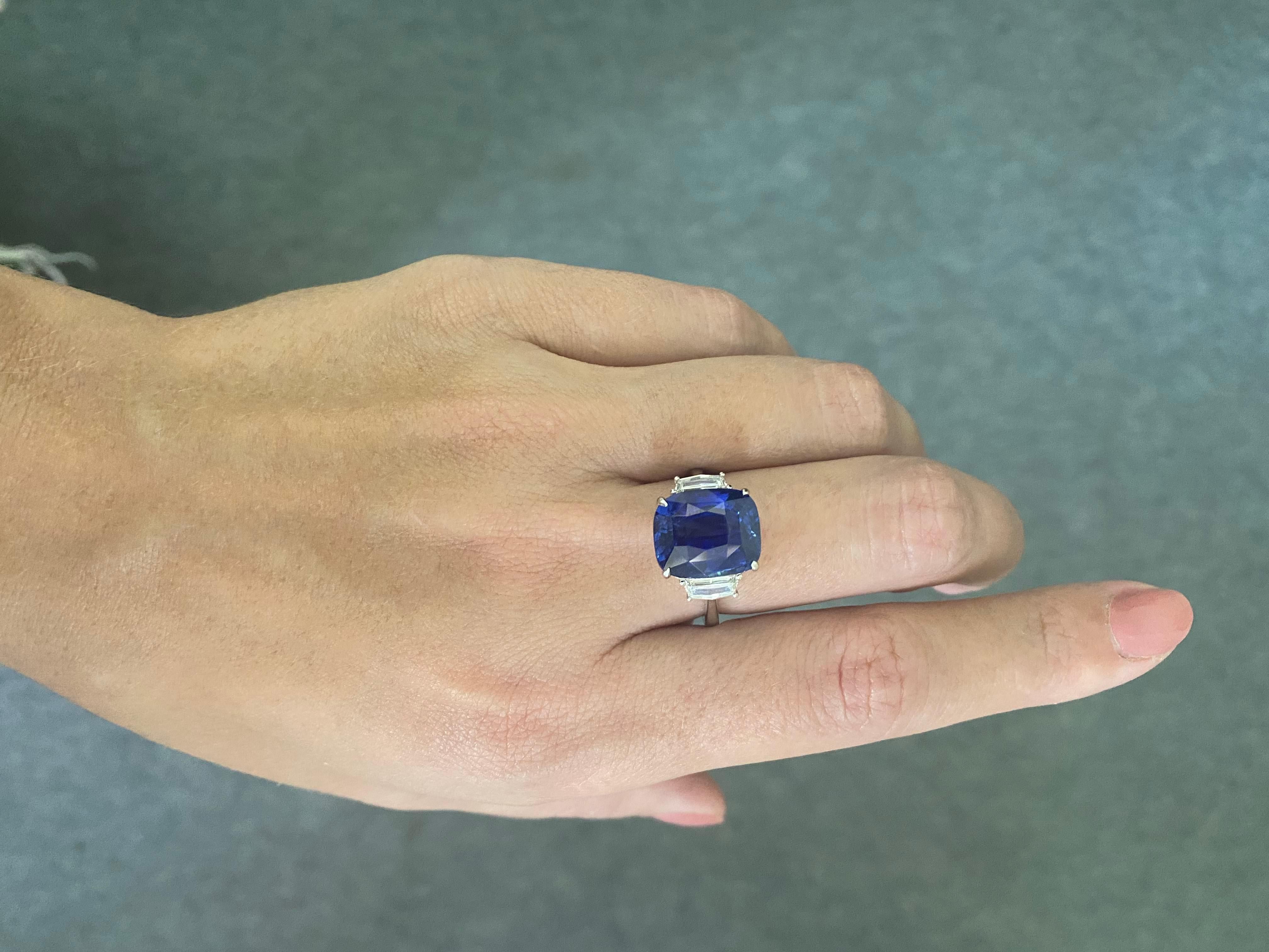 Anillo de compromiso certificado de tres piedras con zafiro azul y diamantes de 10,04 quilates en venta 3