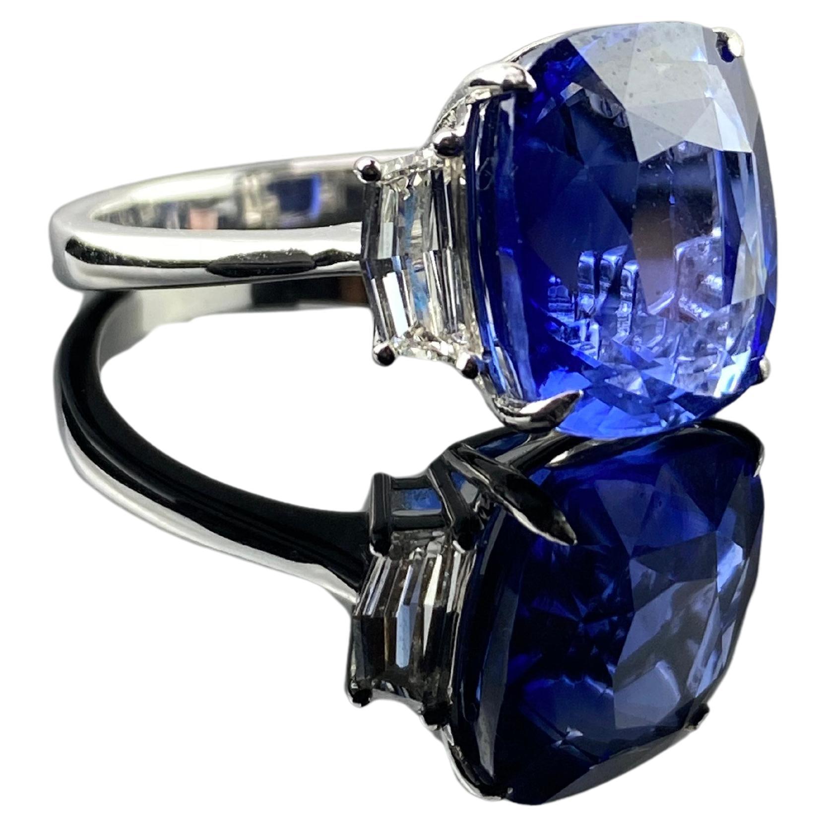 Bague de fiançailles à trois pierres avec saphir bleu certifié 10,04 carats et diamants en vente