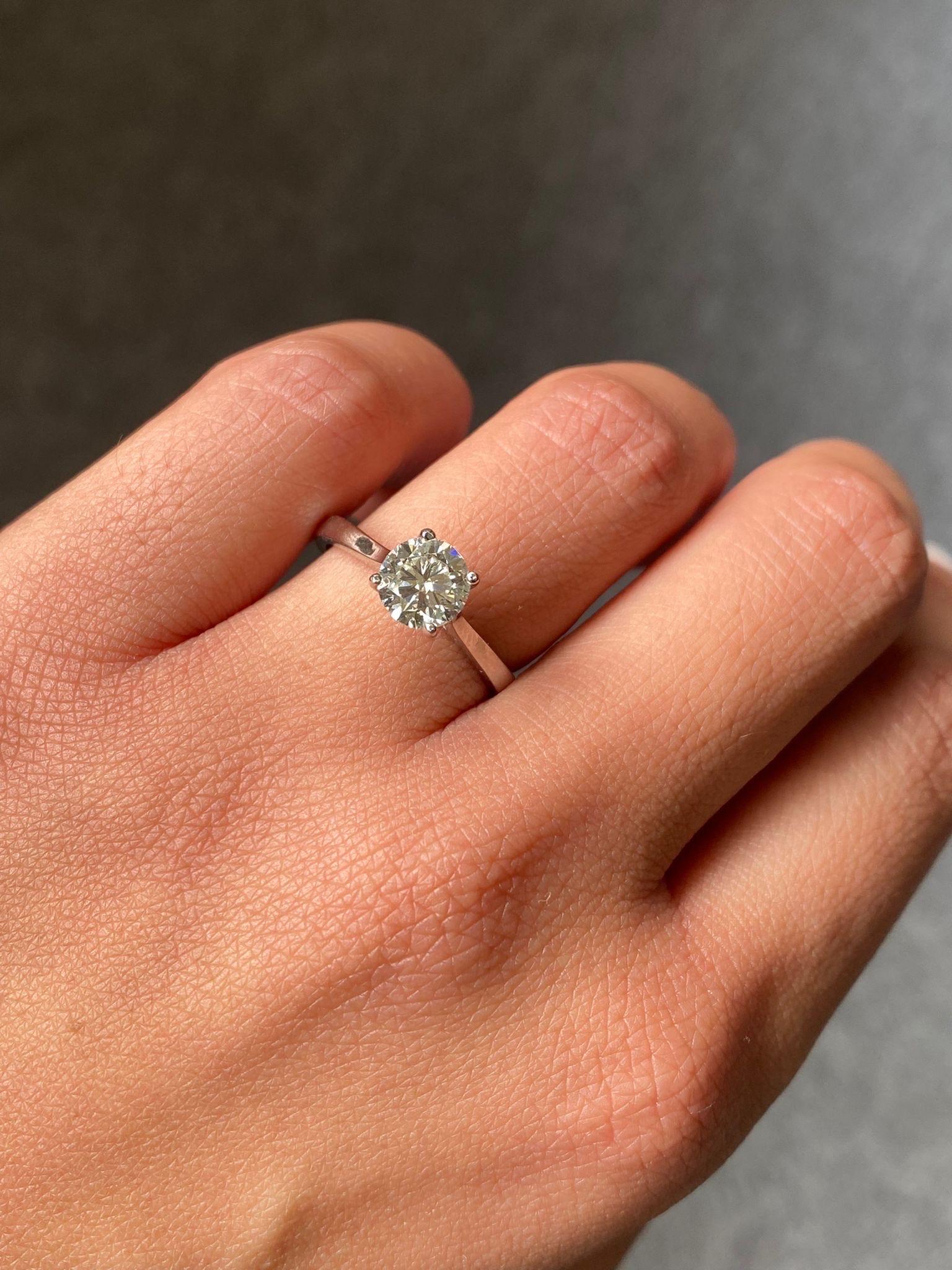 Certified 1.01 Carat Diamond Solitaire Engagement Ring, VS Quality In New Condition For Sale In Bangkok, Thailand