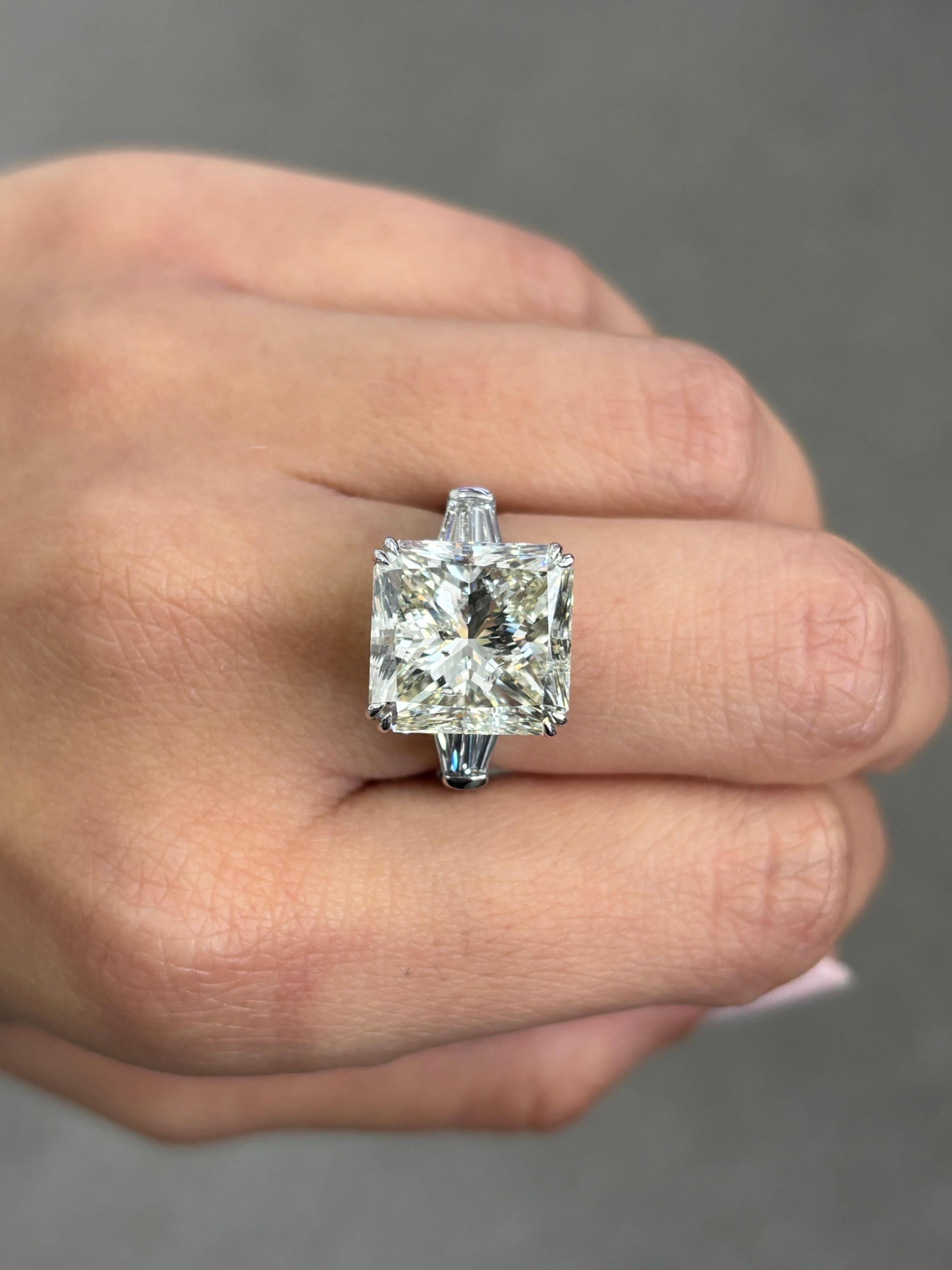 Verlobungsring mit zertifiziertem 10,16 Karat Diamant im Strahlenschliff  im Zustand „Neu“ im Angebot in Bangkok, Thailand