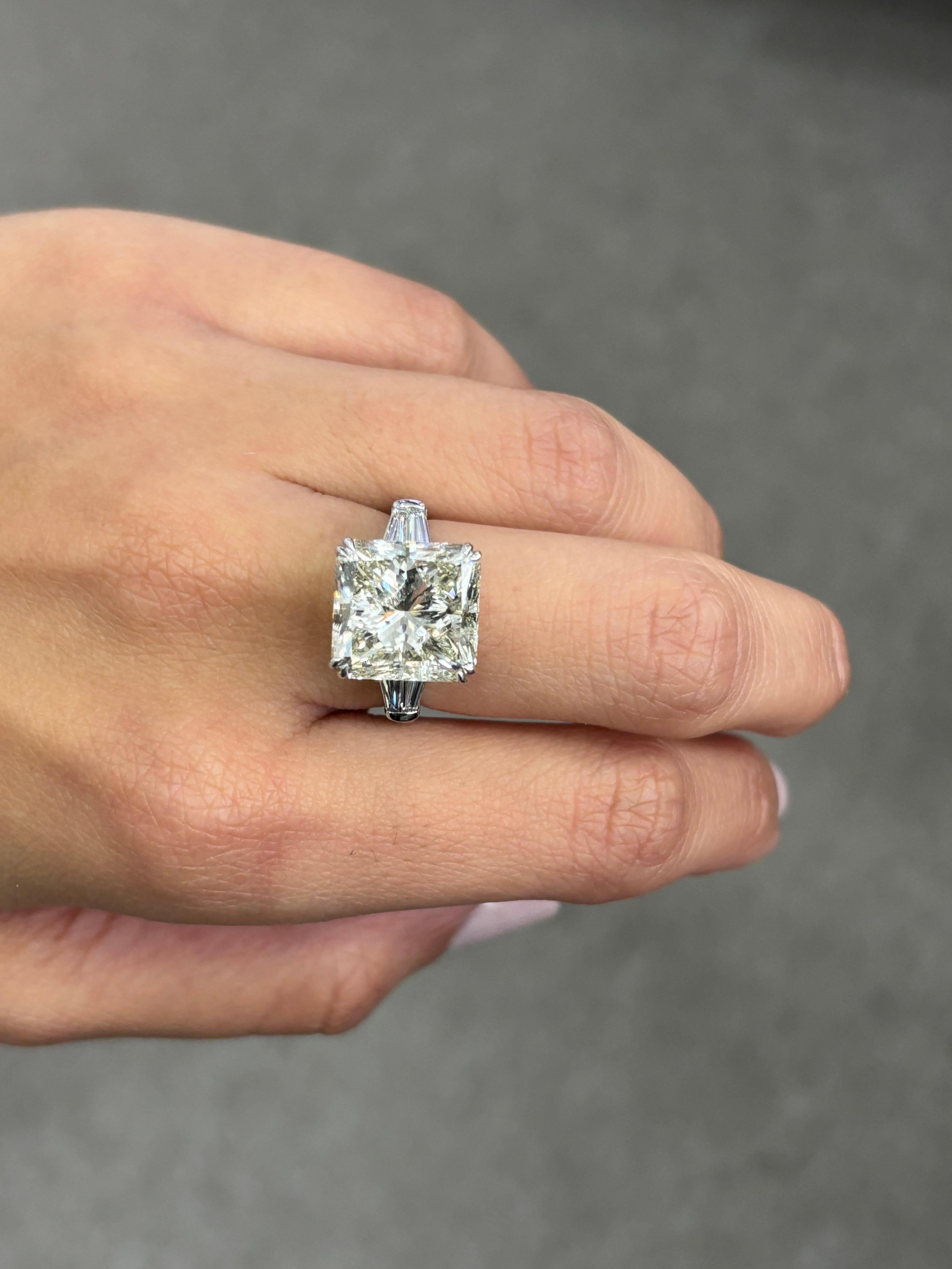 Verlobungsring mit zertifiziertem 10,16 Karat Diamant im Strahlenschliff  im Angebot 1