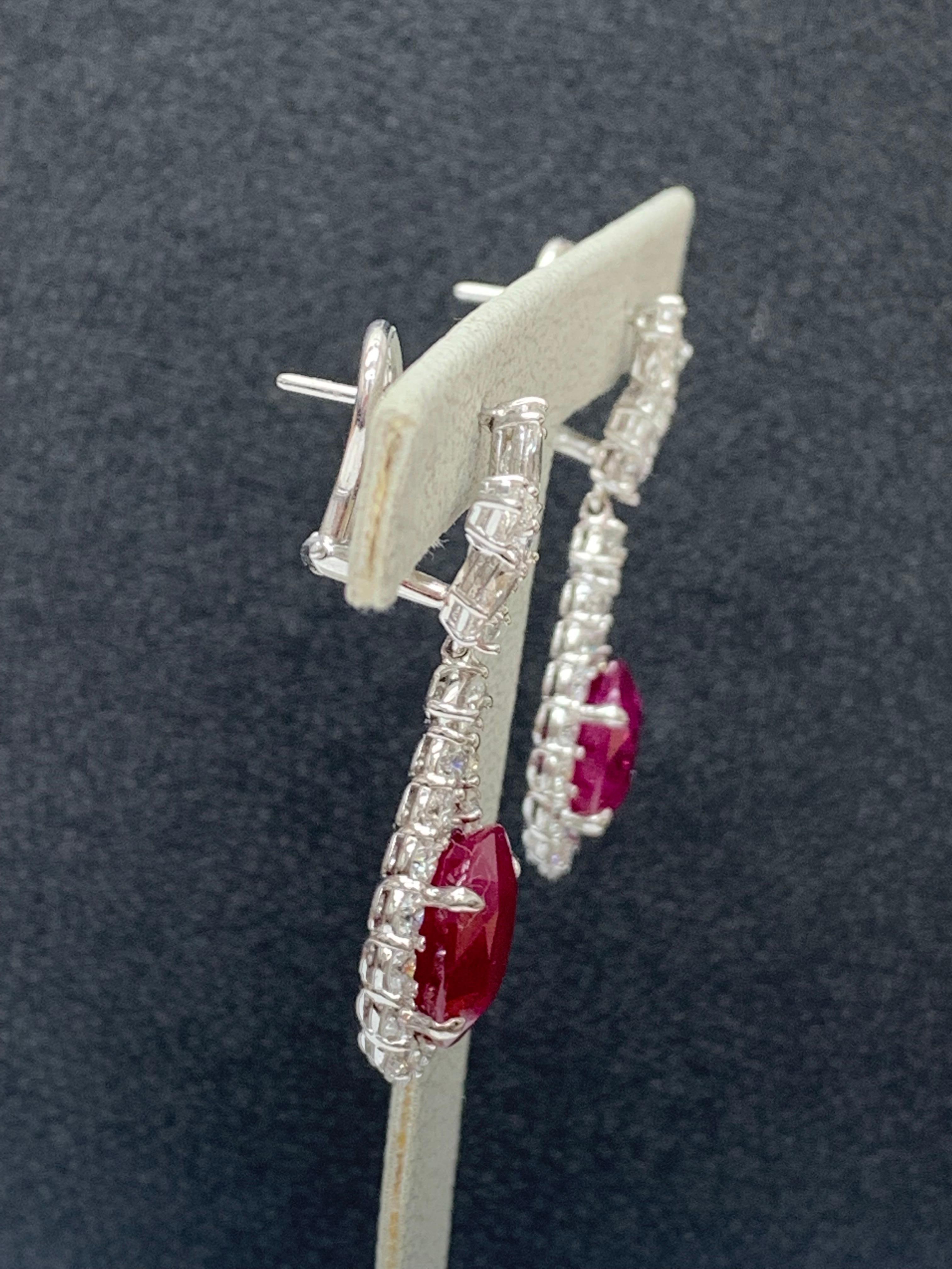 Boucles d'oreilles en goutte en or blanc 18 carats avec rubis de Birmanie certifié de 10,18 carats et diamants Neuf - En vente à NEW YORK, NY