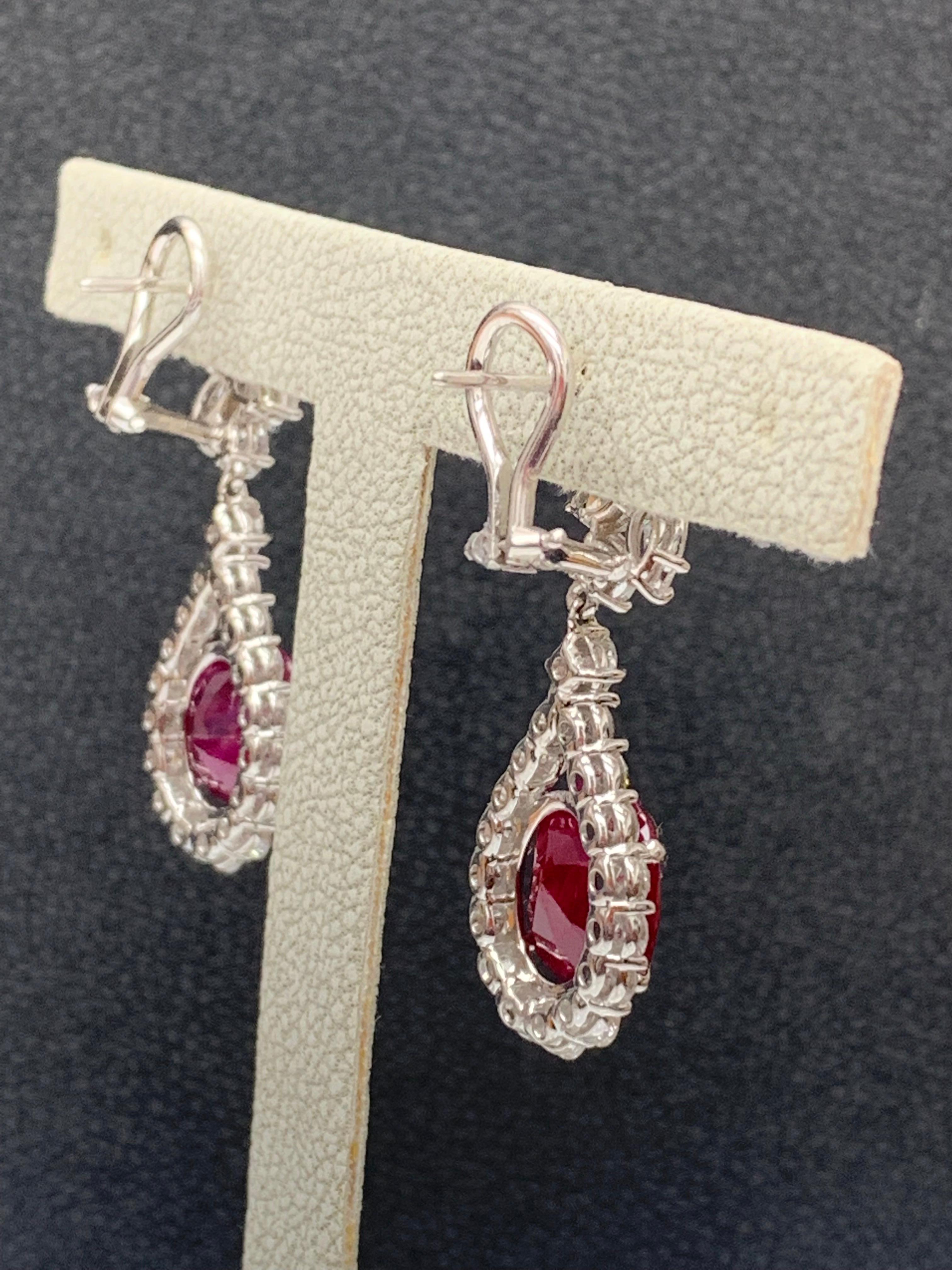 Boucles d'oreilles en goutte en or blanc 18 carats avec rubis de Birmanie certifié de 10,18 carats et diamants en vente 1