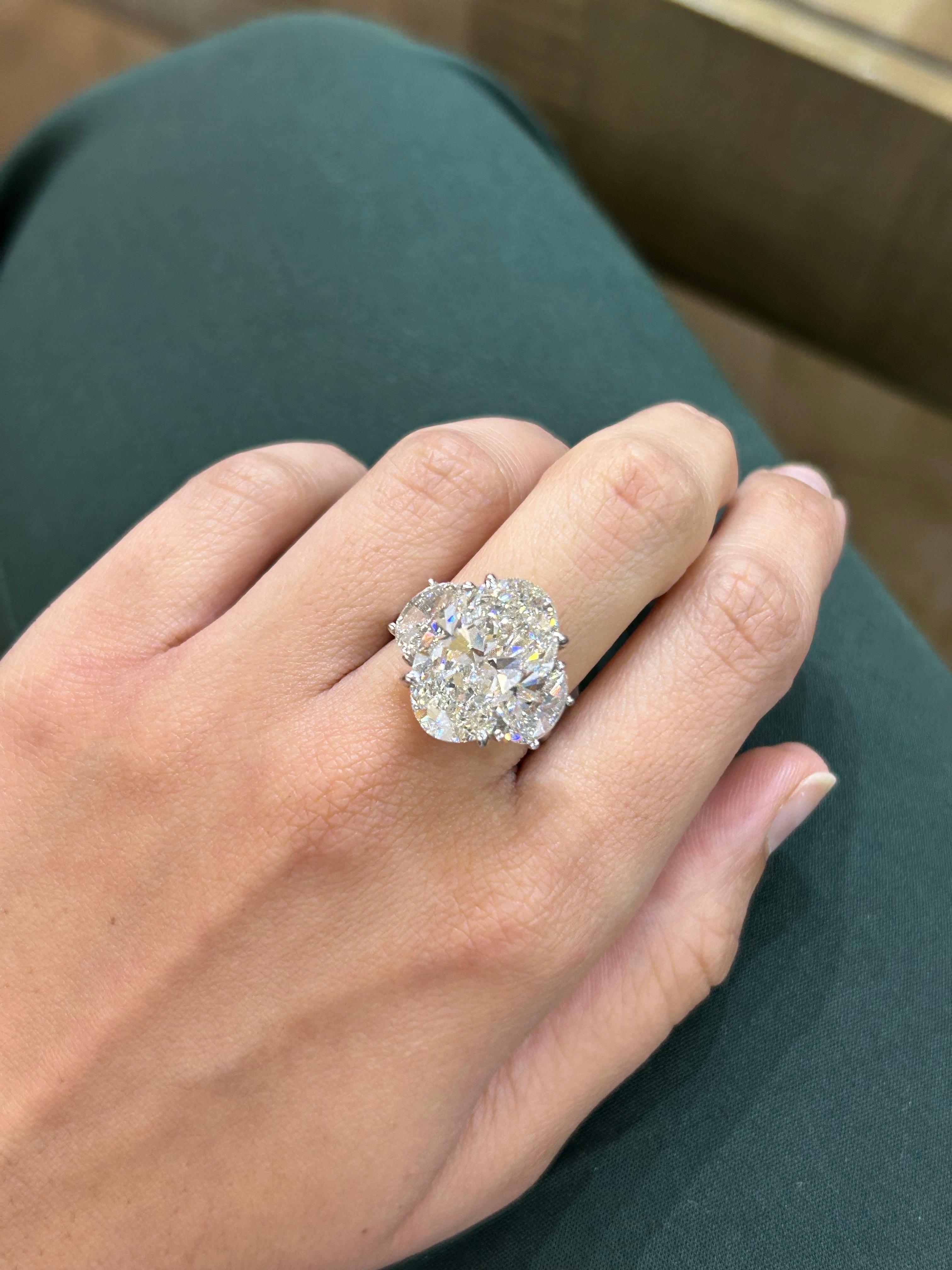 Zertifizierter ovaler 10,27-Karat-Diamantenring mit 2,01-Karat-Seitensteinen in Form von Halbmonden. Der Mittelstein ist H Farbe, SI1 Qualität, aber mit einer schönen Proportionen. Derzeitige Größe: US7.