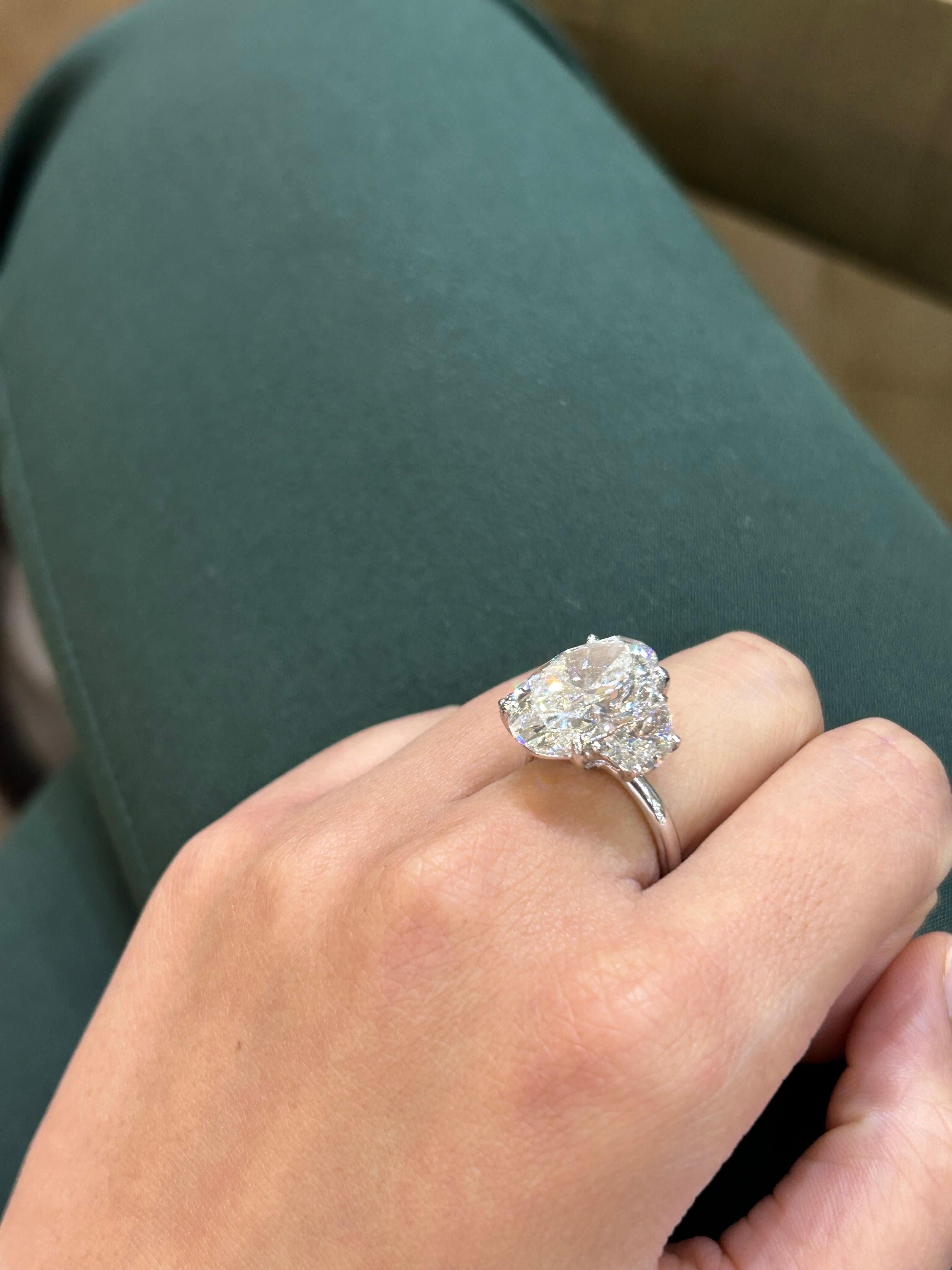 zertifizierter 10,27 Karat ovaler Diamantring mit drei Steinen (Ovalschliff)