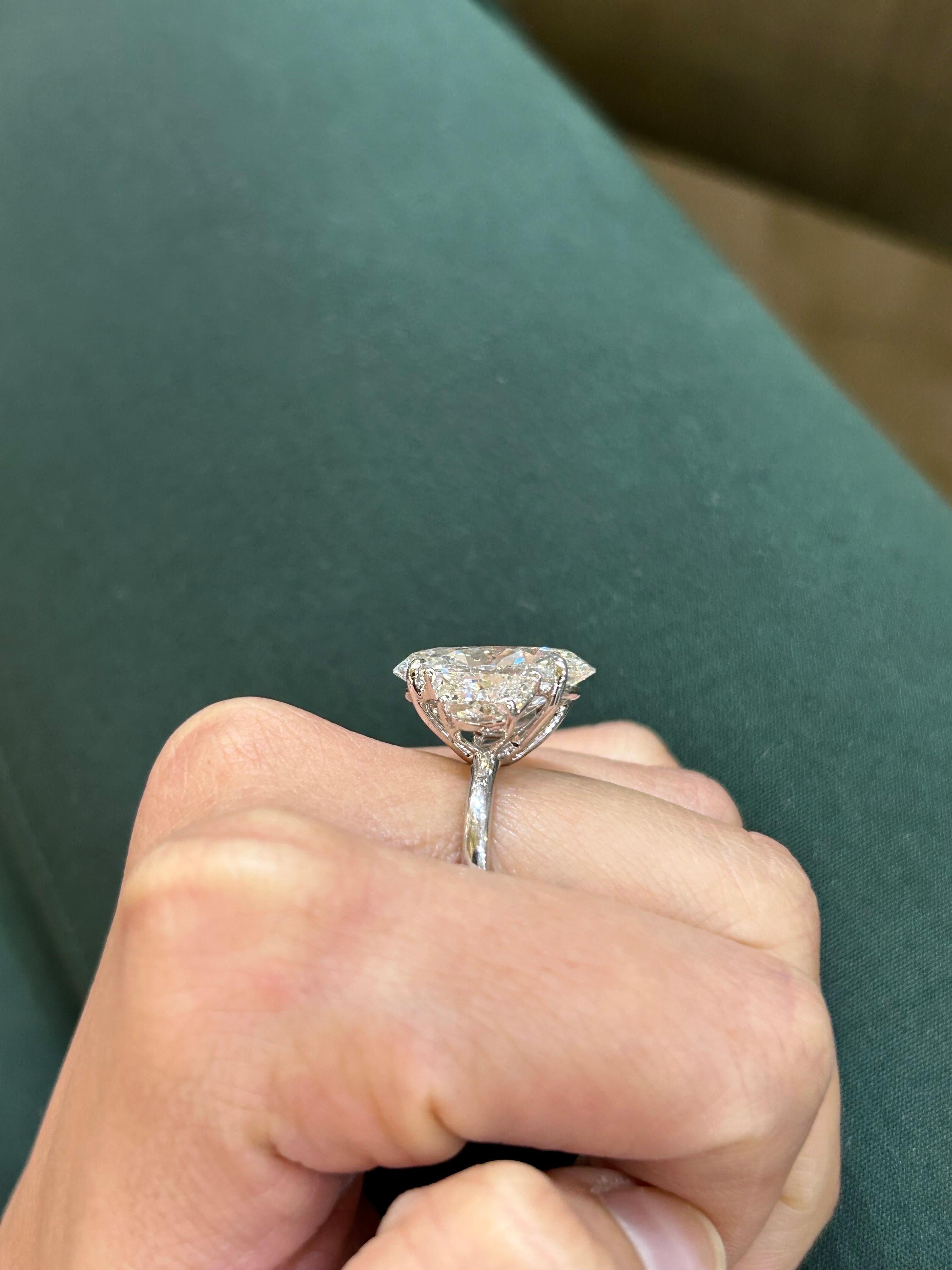 zertifizierter 10,27 Karat ovaler Diamantring mit drei Steinen im Zustand „Neu“ in Bangkok, Thailand