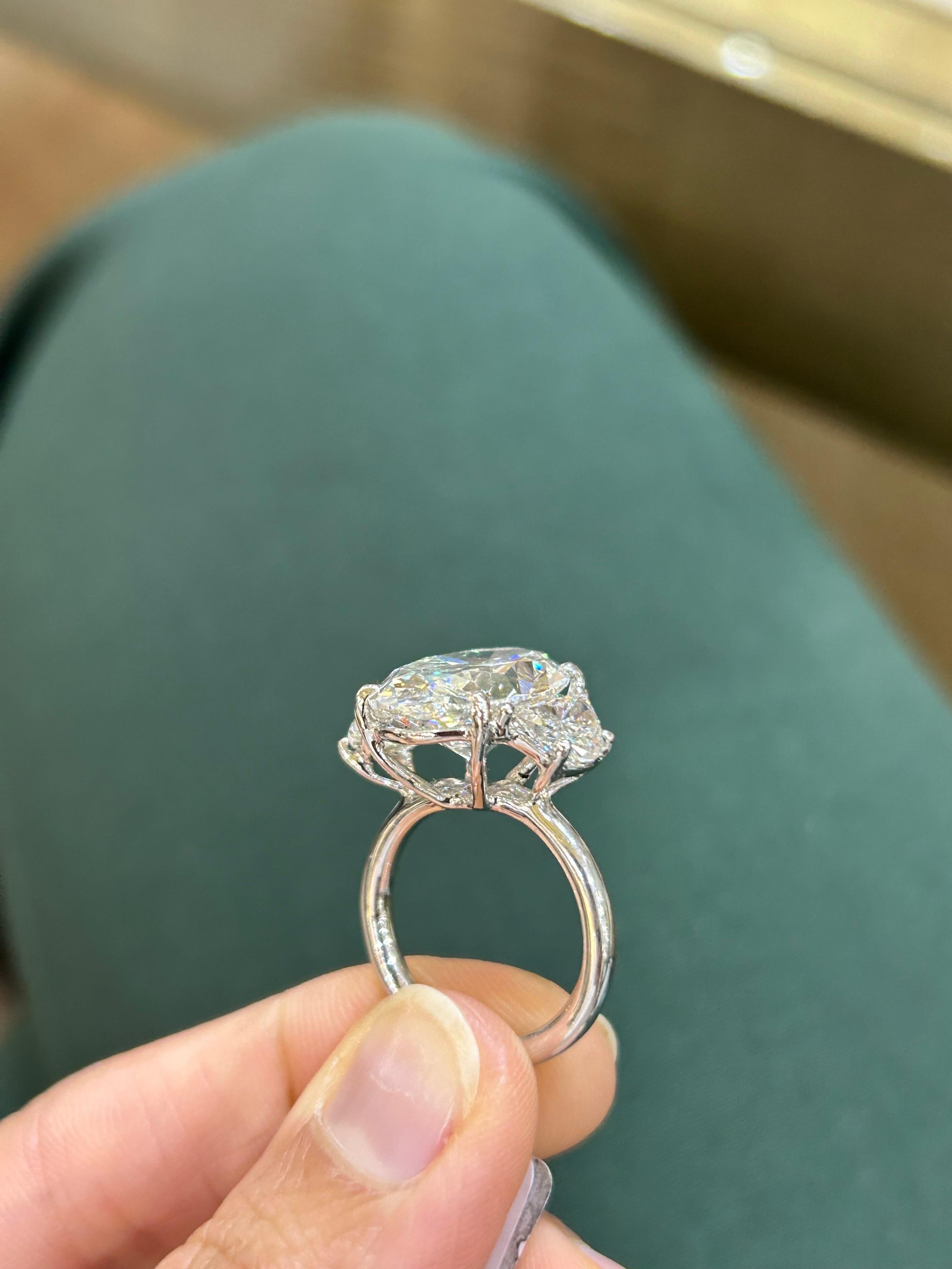 zertifizierter 10,27 Karat ovaler Diamantring mit drei Steinen 1