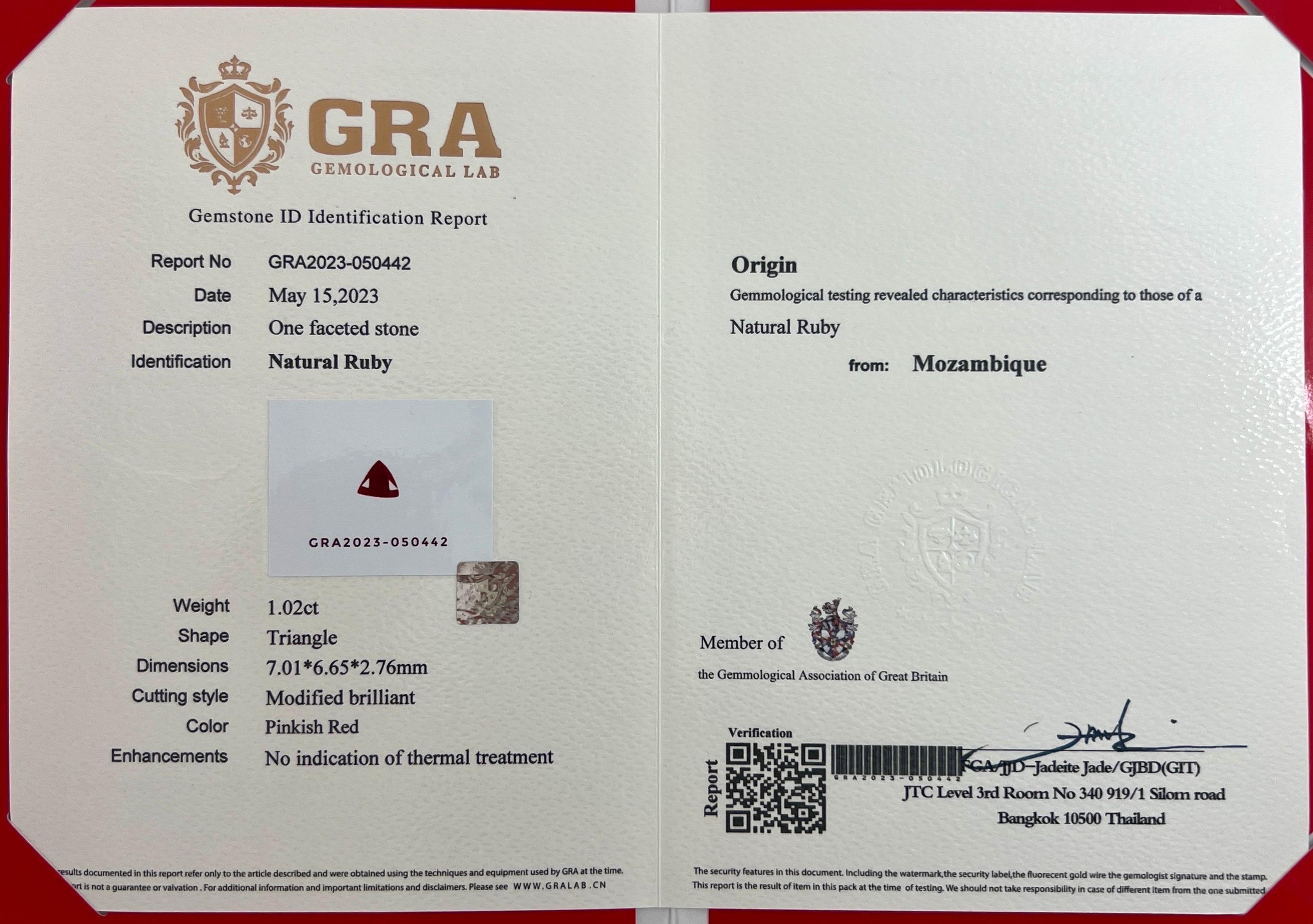 Zertifizierter 1,02 Karat unbehandelter Rubin im Dreieckschliff Diamant-Cluster-Ring aus 18k Gelbgold (Trillionschliff) im Angebot