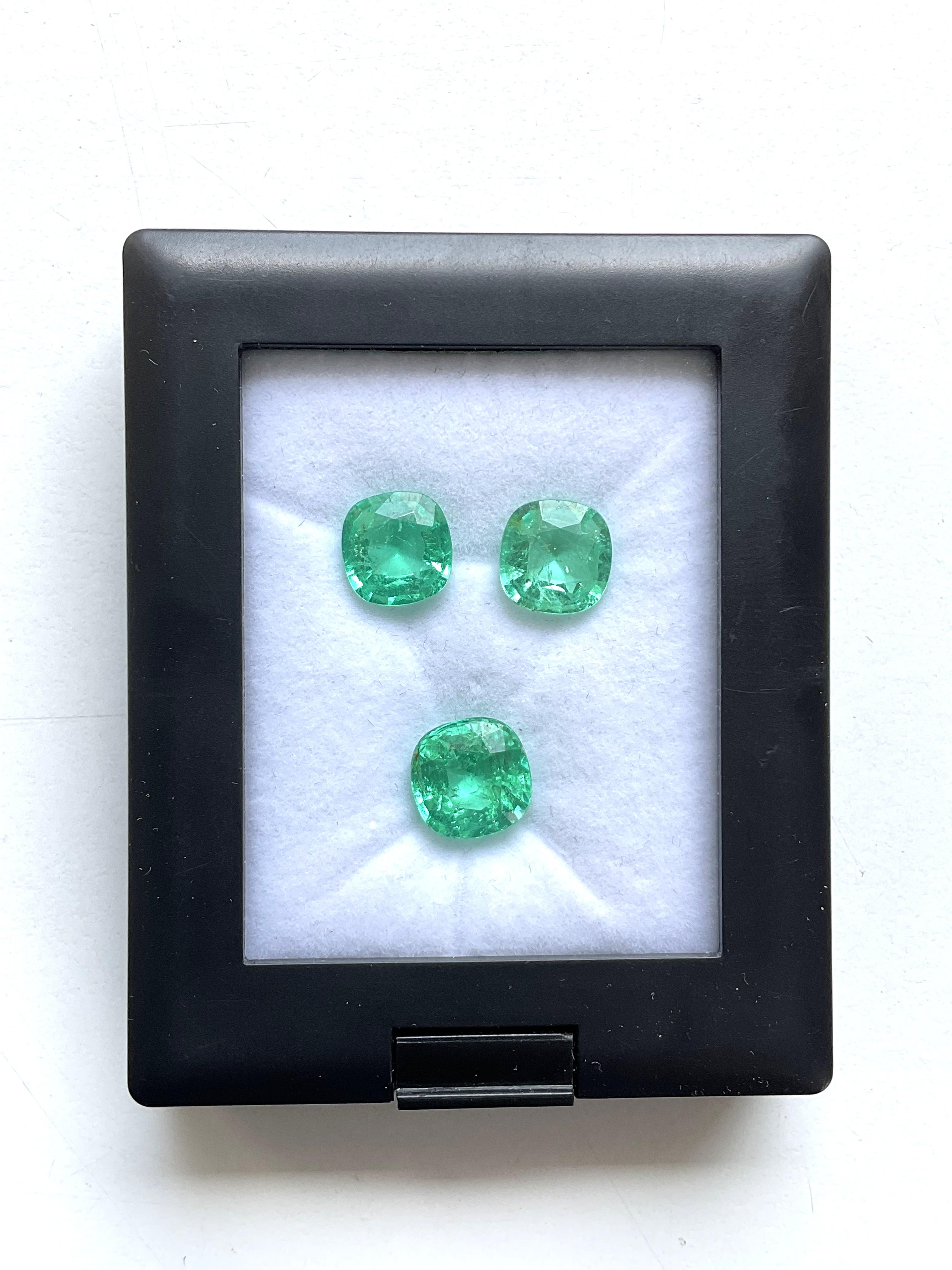 Art Deco certified 10.35 carats colombian emerald cushion 3 pieces cut stone set gemstone For Sale